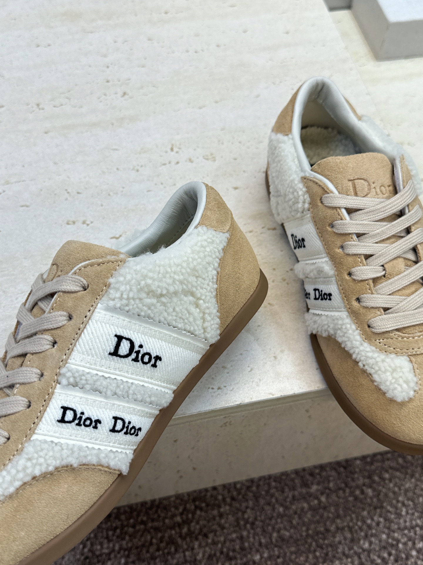 迪奥 Dior 2026秋冬新款Ribbon羊羔毛系带休闲运动女鞋 CD字母logo织带平底圆头拼色防寒保暖阿甘徳训鞋 迪奥 Dior 2026秋冬新款Ribbon羊羔毛系带休闲运动女鞋 CD字母logo织带平底圆头拼色防寒保暖阿甘徳训鞋