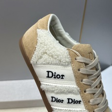 迪奥 Dior 2026秋冬新款Ribbon羊羔毛系带休闲运动女鞋 CD字母logo织带平底圆头拼色防寒保暖阿甘徳训鞋 迪奥 Dior 2026秋冬新款Ribbon羊羔毛系带休闲运动女鞋 CD字母logo织带平底圆头拼色防寒保暖阿甘徳训鞋