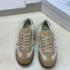 迪奥 Dior 2026秋冬新款Ribbon羊羔毛系带休闲运动女鞋 CD字母logo织带平底圆头拼色防寒保暖阿甘徳训鞋 迪奥 Dior 2026秋冬新款Ribbon羊羔毛系带休闲运动女鞋 CD字母logo织带平底圆头拼色防寒保暖阿甘徳训鞋