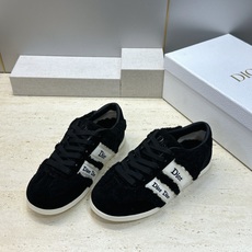 迪奥 Dior 2026秋冬新款Ribbon羊羔毛系带休闲运动女鞋 CD字母logo织带平底圆头拼色防寒保暖阿甘徳训鞋 迪奥 Dior 2026秋冬新款Ribbon羊羔毛系带休闲运动女鞋 CD字母logo织带平底圆头拼色防寒保暖阿甘徳训鞋