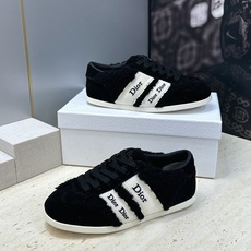 迪奥 Dior 2026秋冬新款Ribbon羊羔毛系带休闲运动女鞋 CD字母logo织带平底圆头拼色防寒保暖阿甘徳训鞋 迪奥 Dior 2026秋冬新款Ribbon羊羔毛系带休闲运动女鞋 CD字母logo织带平底圆头拼色防寒保暖阿甘徳训鞋