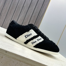 迪奥 Dior 2026秋冬新款Ribbon羊羔毛系带休闲运动女鞋 CD字母logo织带平底圆头拼色防寒保暖阿甘徳训鞋 迪奥 Dior 2026秋冬新款Ribbon羊羔毛系带休闲运动女鞋 CD字母logo织带平底圆头拼色防寒保暖阿甘徳训鞋
