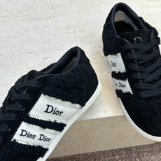 迪奥 Dior 2026秋冬新款Ribbon羊羔毛系带休闲运动女鞋 CD字母logo织带平底圆头拼色防寒保暖阿甘徳训鞋 迪奥 Dior 2026秋冬新款Ribbon羊羔毛系带休闲运动女鞋 CD字母logo织带平底圆头拼色防寒保暖阿甘徳训鞋