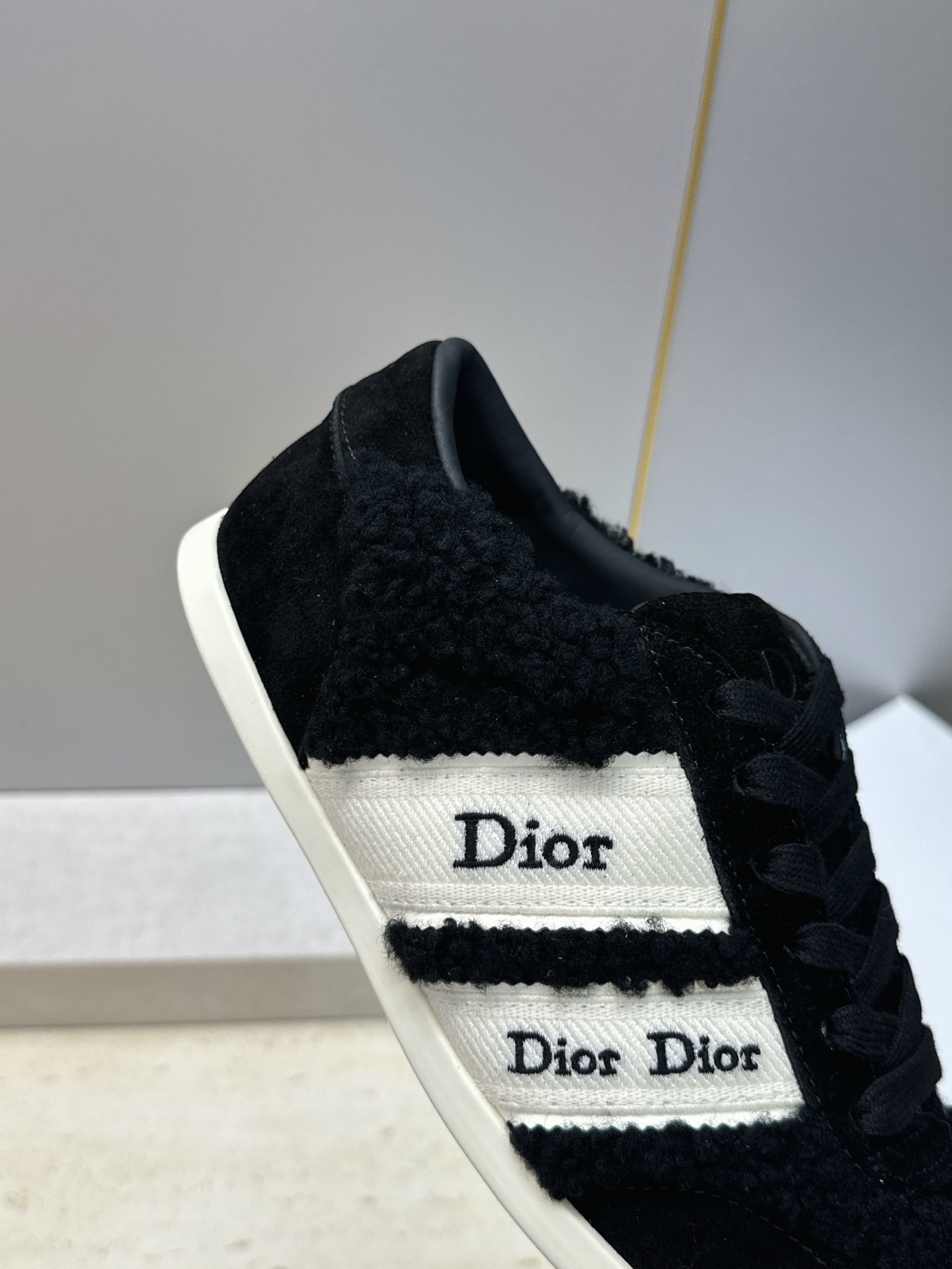 迪奥 Dior 2026秋冬新款Ribbon羊羔毛系带休闲运动女鞋 CD字母logo织带平底圆头拼色防寒保暖阿甘徳训鞋 迪奥 Dior 2026秋冬新款Ribbon羊羔毛系带休闲运动女鞋 CD字母logo织带平底圆头拼色防寒保暖阿甘徳训鞋