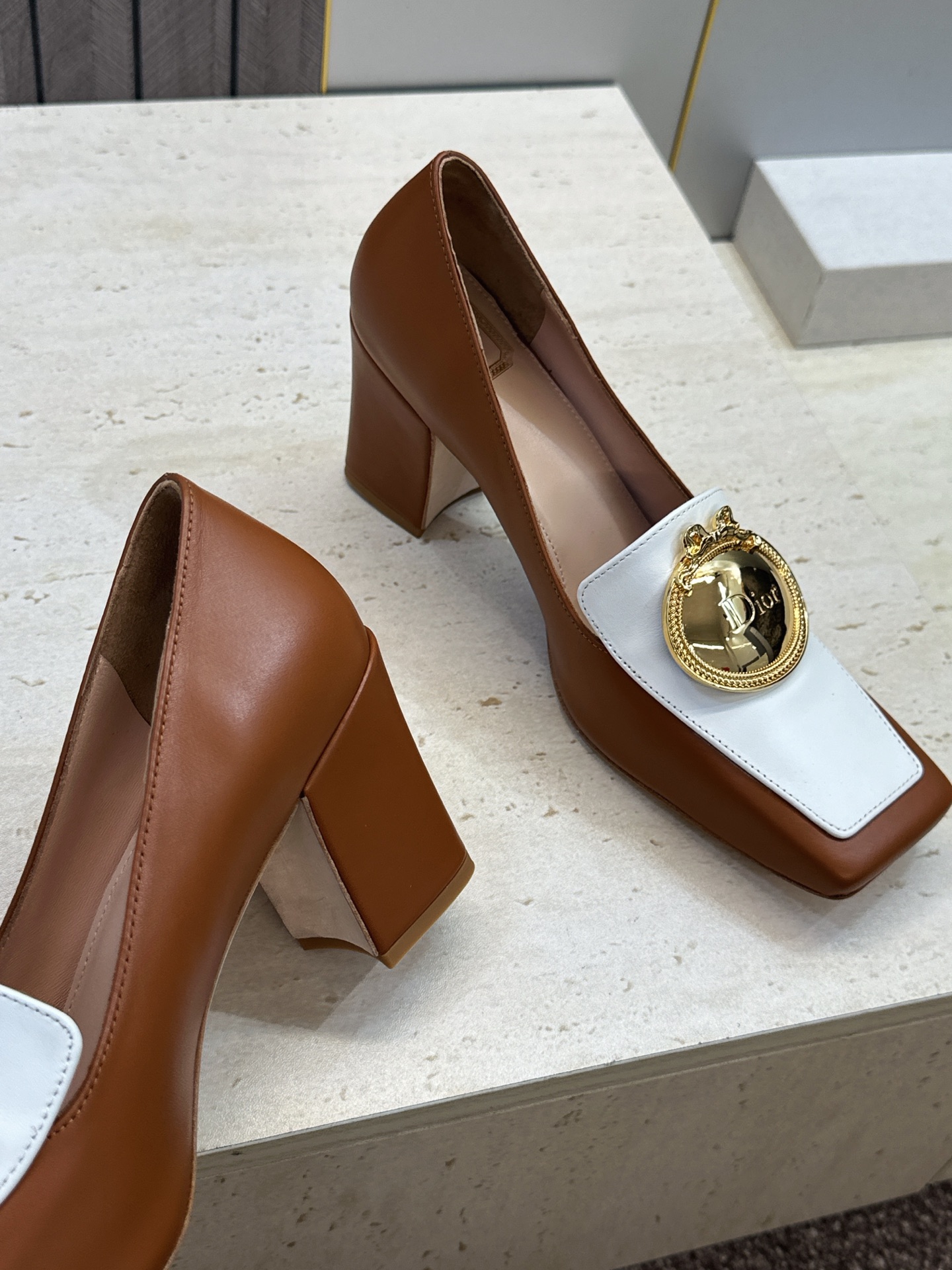 Dior 迪奥2026春夏新款 Medallion粗跟方头玛丽珍芭蕾舞娃娃女鞋 CD字母logo五金扣时尚高跟拼色休闲乐