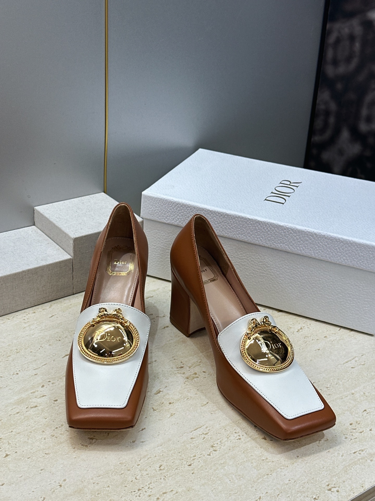 Dior 迪奥2026春夏新款 Medallion粗跟方头玛丽珍芭蕾舞娃娃女鞋 CD字母logo五金扣时尚高跟拼色休闲乐