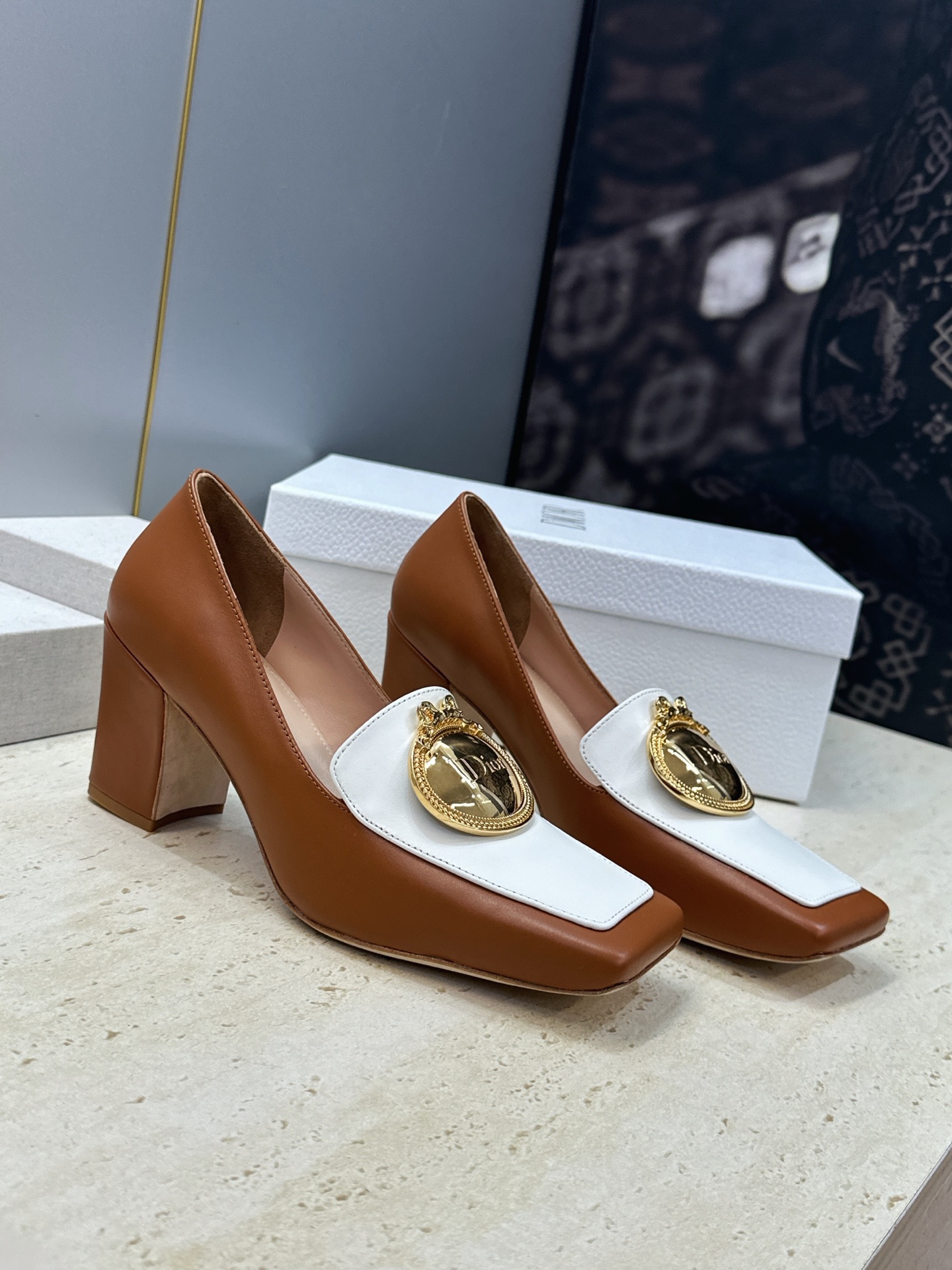 Dior 迪奥2026春夏新款 Medallion粗跟方头玛丽珍芭蕾舞娃娃女鞋 CD字母logo五金扣时尚高跟拼色休闲乐