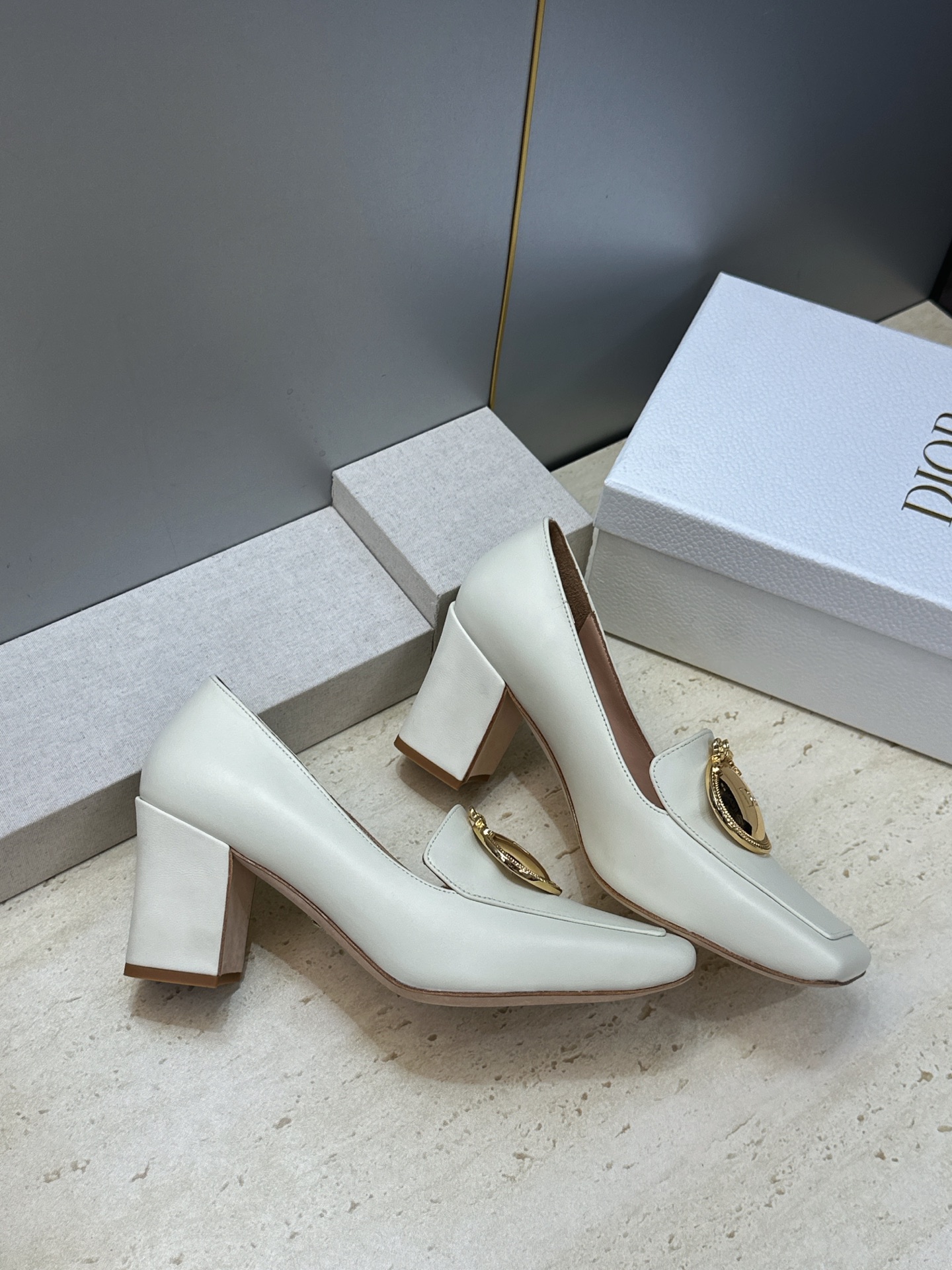 Dior 迪奥2026春夏新款 Medallion粗跟方头玛丽珍芭蕾舞娃娃女鞋 CD字母logo五金扣时尚高跟拼色休闲乐