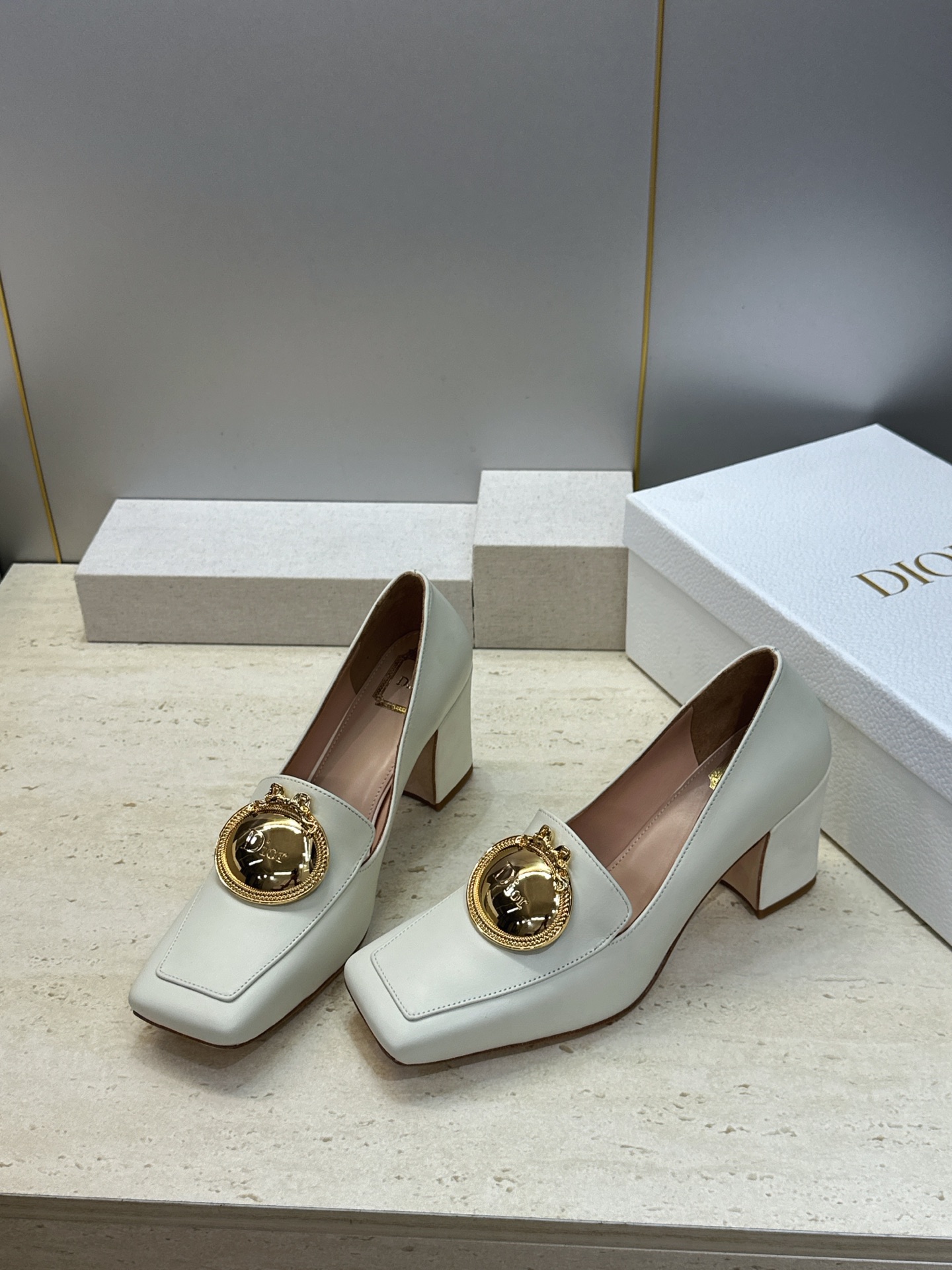 Dior 迪奥2026春夏新款 Medallion粗跟方头玛丽珍芭蕾舞娃娃女鞋 CD字母logo五金扣时尚高跟拼色休闲乐