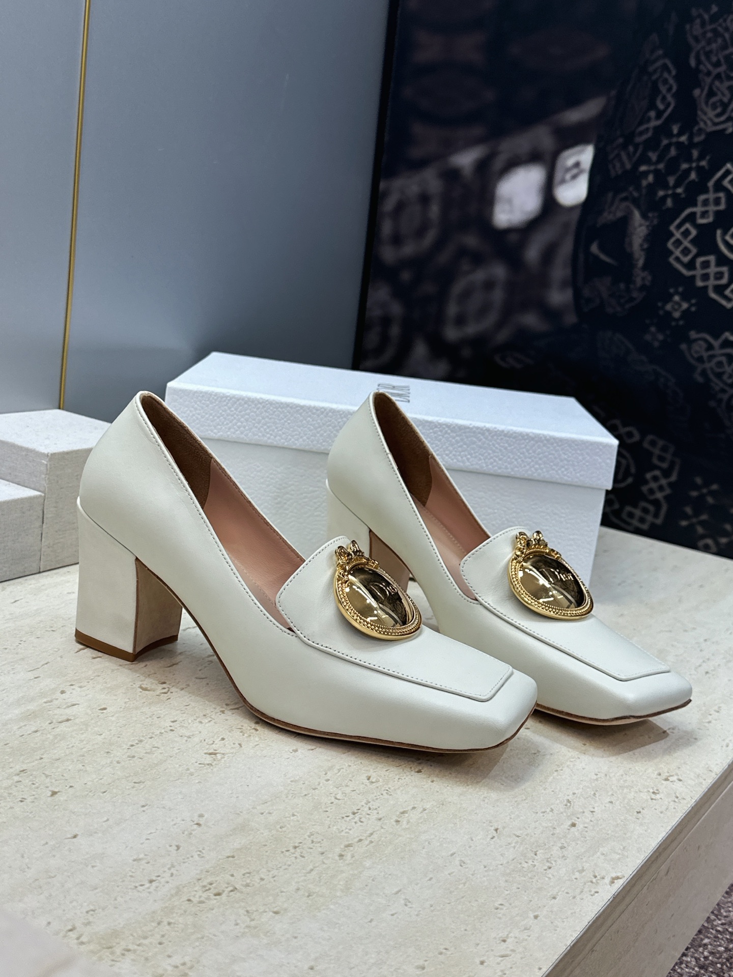 Dior 迪奥2026春夏新款 Medallion粗跟方头玛丽珍芭蕾舞娃娃女鞋 CD字母logo五金扣时尚高跟拼色休闲乐