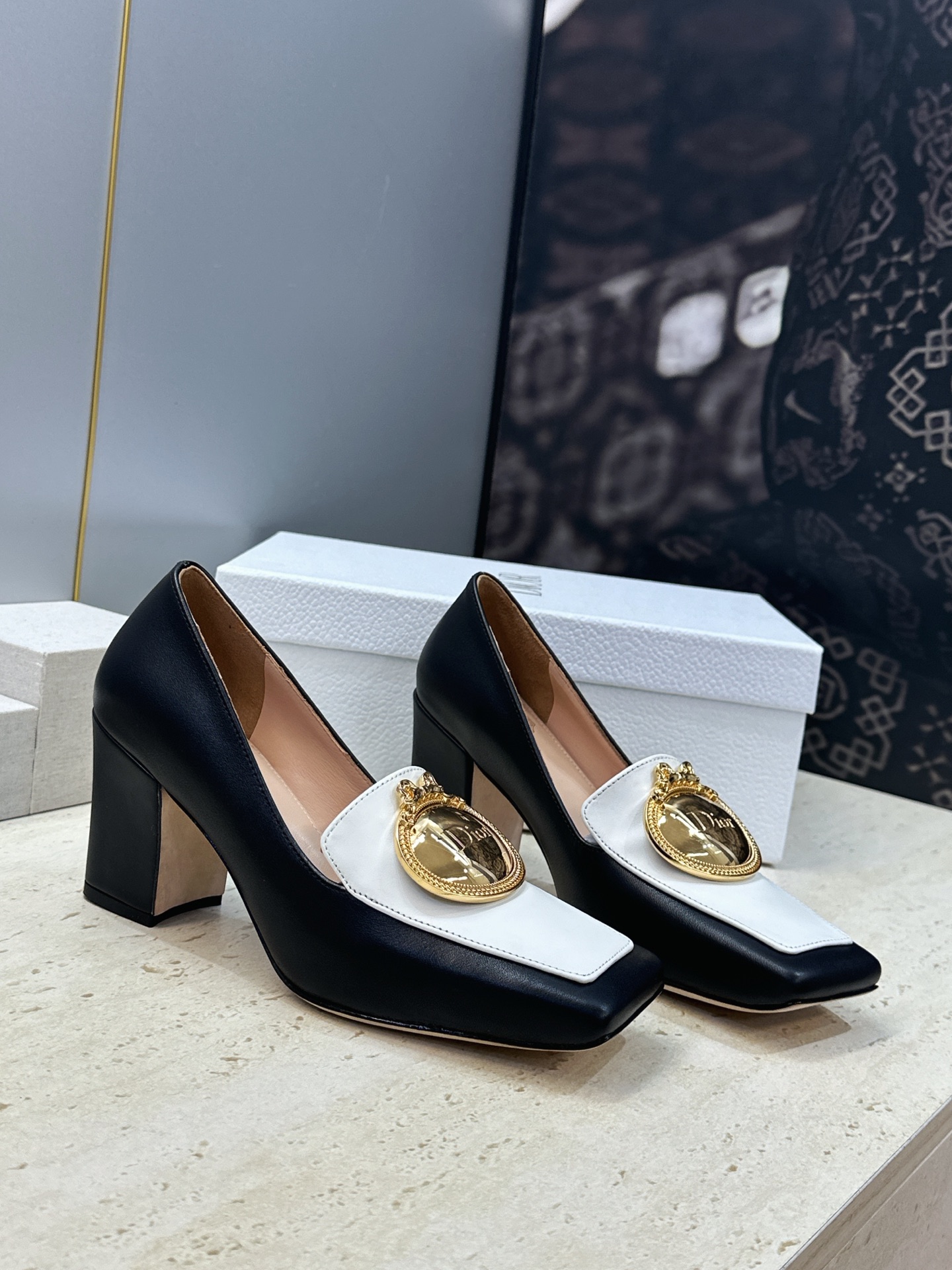 Dior 迪奥2026春夏新款 Medallion粗跟方头玛丽珍芭蕾舞娃娃女鞋 CD字母logo五金扣时尚高跟拼色休闲乐