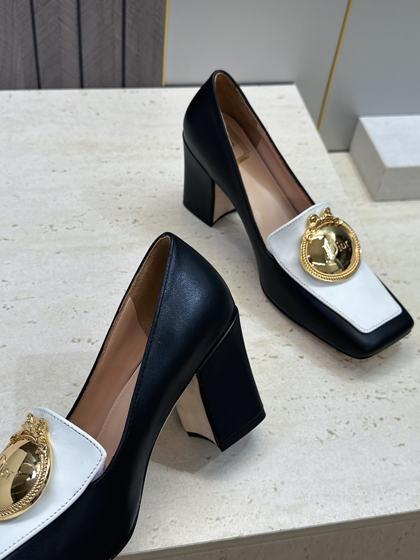 Dior 迪奥2026春夏新款 Medallion粗跟方头玛丽珍芭蕾舞娃娃女鞋 CD字母logo五金扣时尚高跟拼色休闲乐