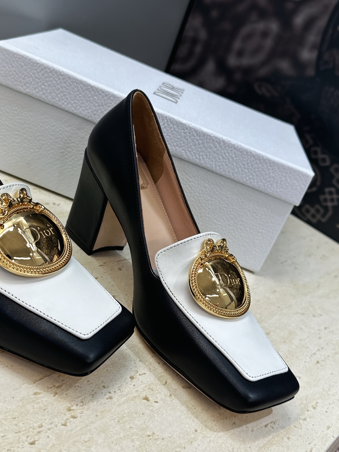 Dior 迪奥2026春夏新款 Medallion粗跟方头玛丽珍芭蕾舞娃娃女鞋 CD字母logo五金扣时尚高跟拼色休闲乐