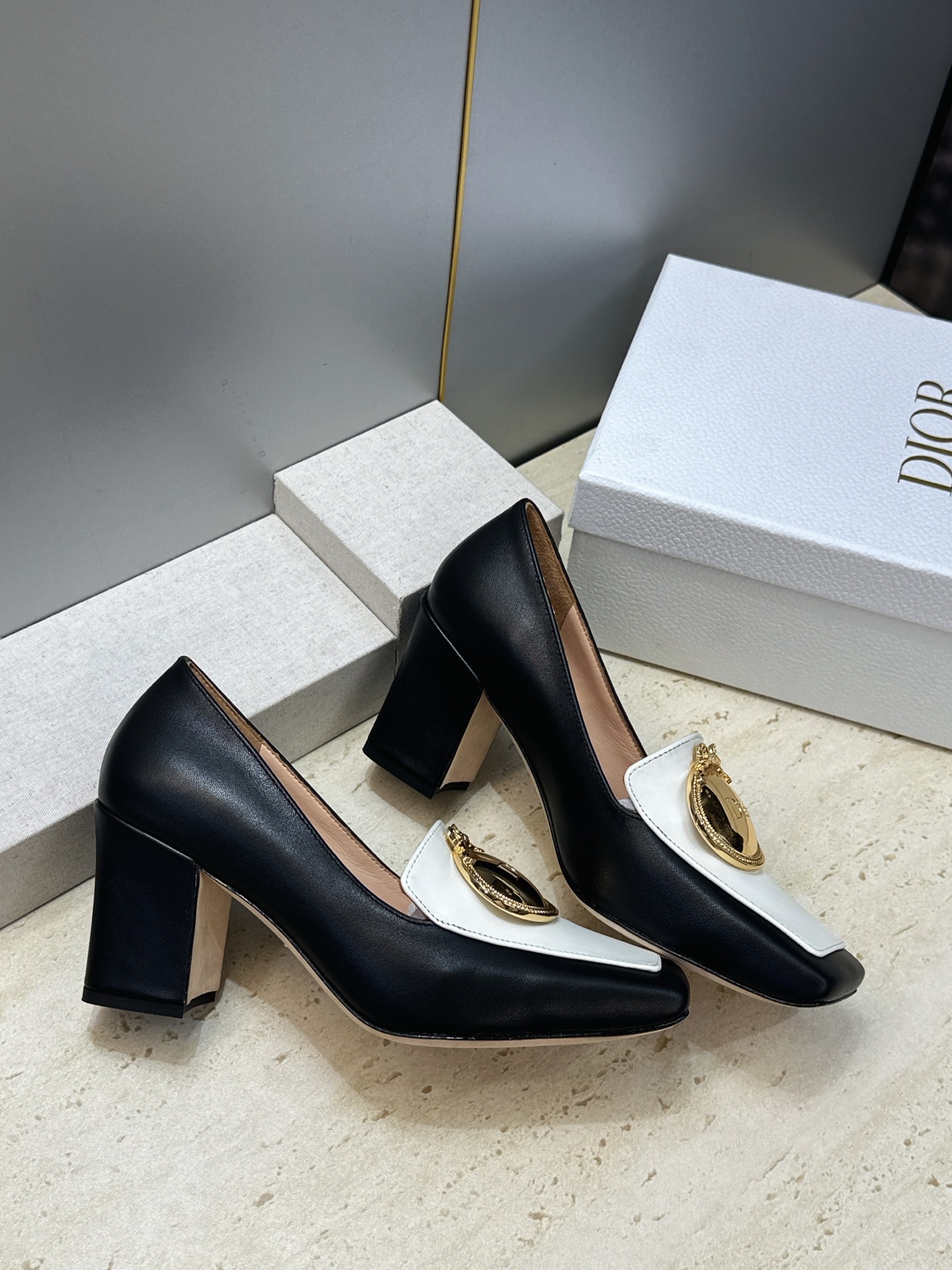 Dior 迪奥2026春夏新款 Medallion粗跟方头玛丽珍芭蕾舞娃娃女鞋 CD字母logo五金扣时尚高跟拼色休闲乐
