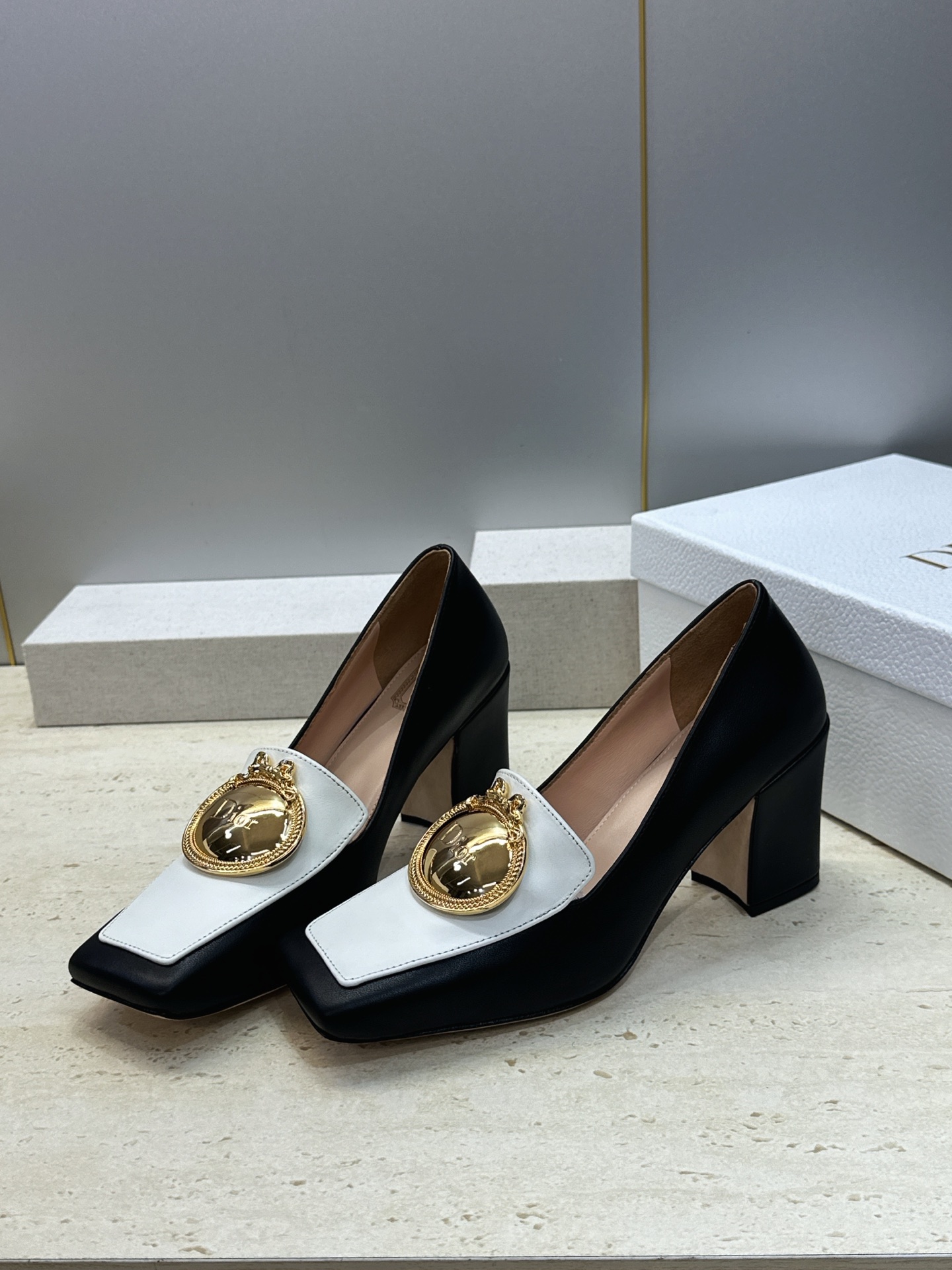 Dior 迪奥2026春夏新款 Medallion粗跟方头玛丽珍芭蕾舞娃娃女鞋 CD字母logo五金扣时尚高跟拼色休闲乐
