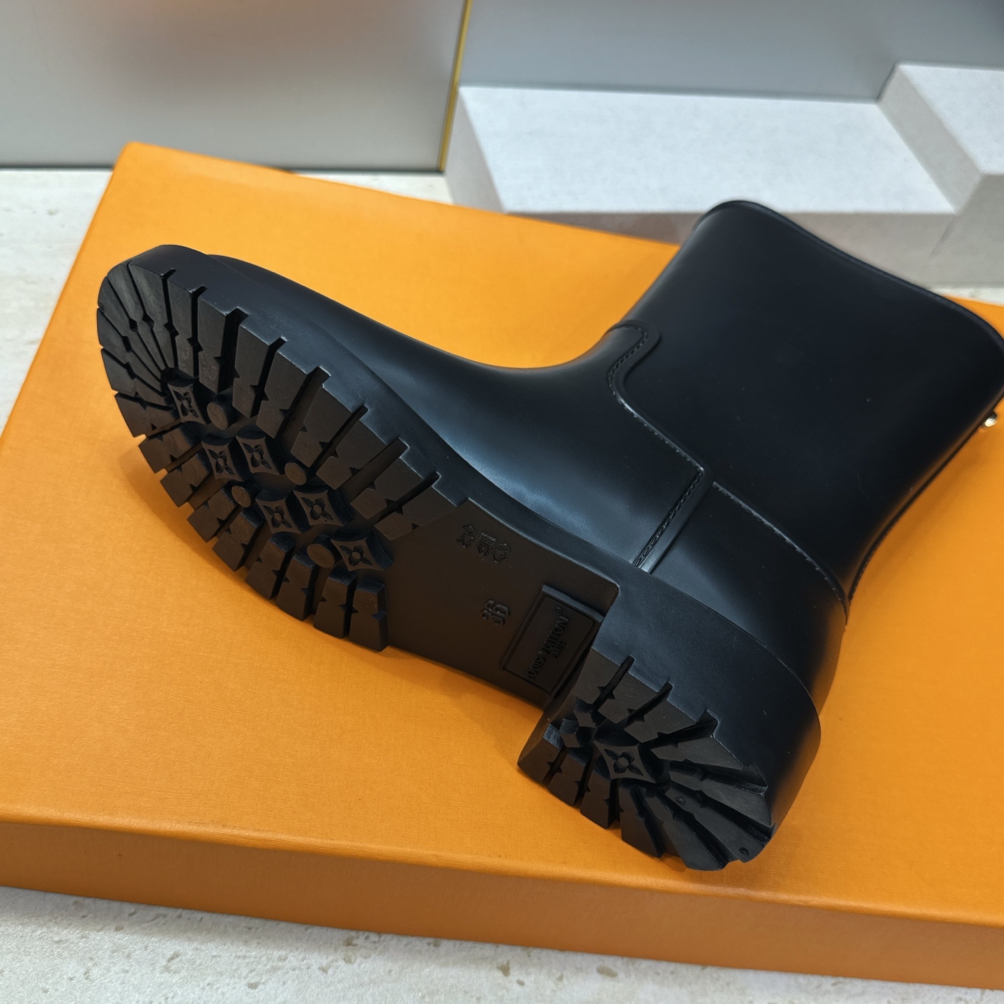 Louis Vuitton’ 2026新款时尚及裸中筒女雨靴 LV字母logo圆头低跟一脚蹬拼色机车骑士短靴   材质鞋