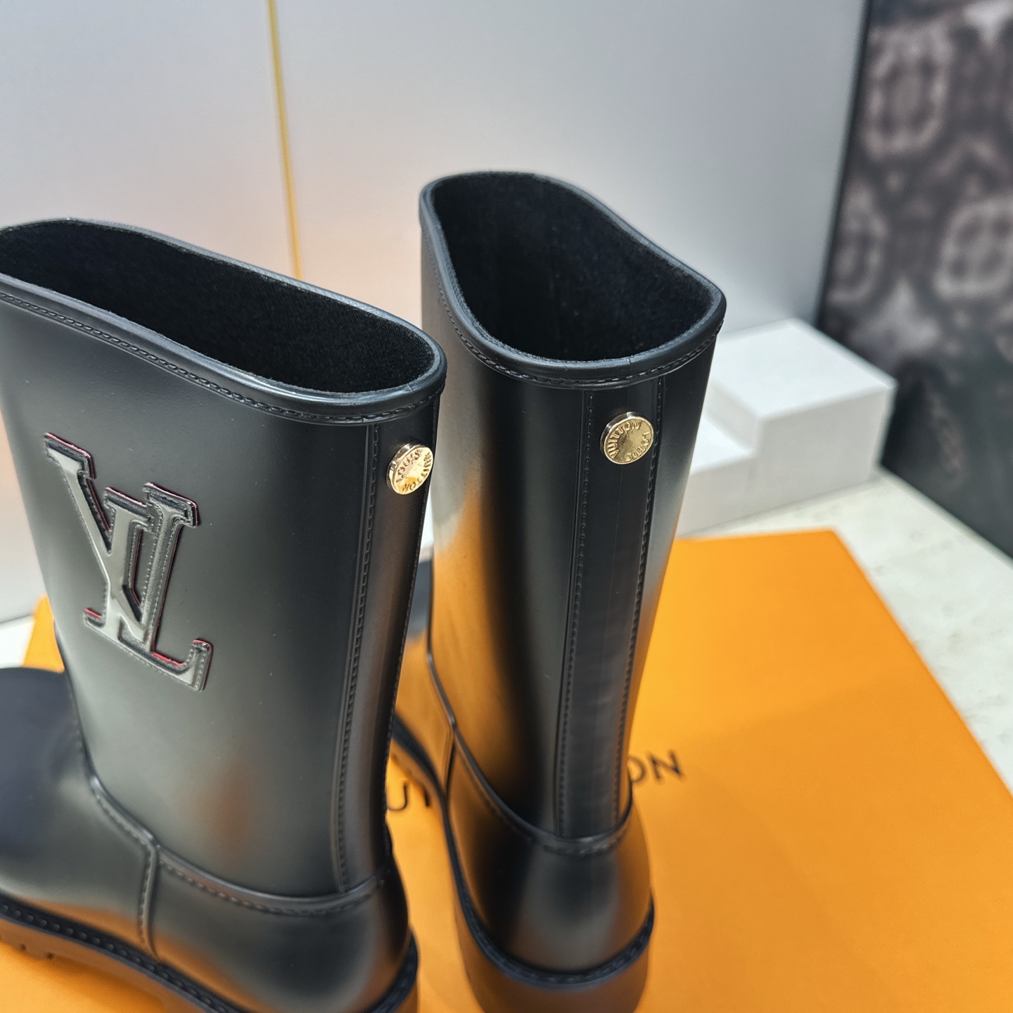 Louis Vuitton’ 2026新款时尚及裸中筒女雨靴 LV字母logo圆头低跟一脚蹬拼色机车骑士短靴   材质鞋