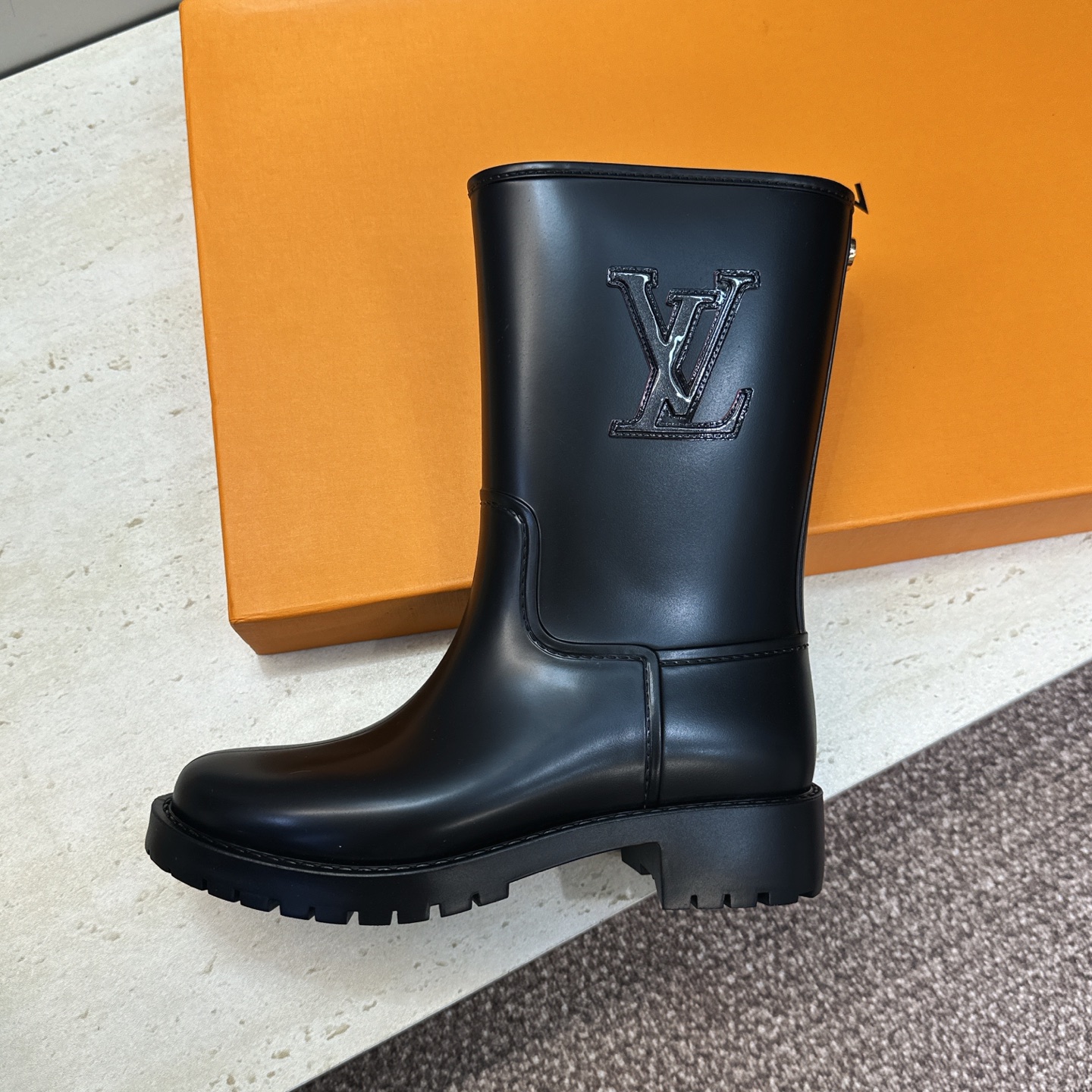 Louis Vuitton’ 2026新款时尚及裸中筒女雨靴 LV字母logo圆头低跟一脚蹬拼色机车骑士短靴   材质鞋