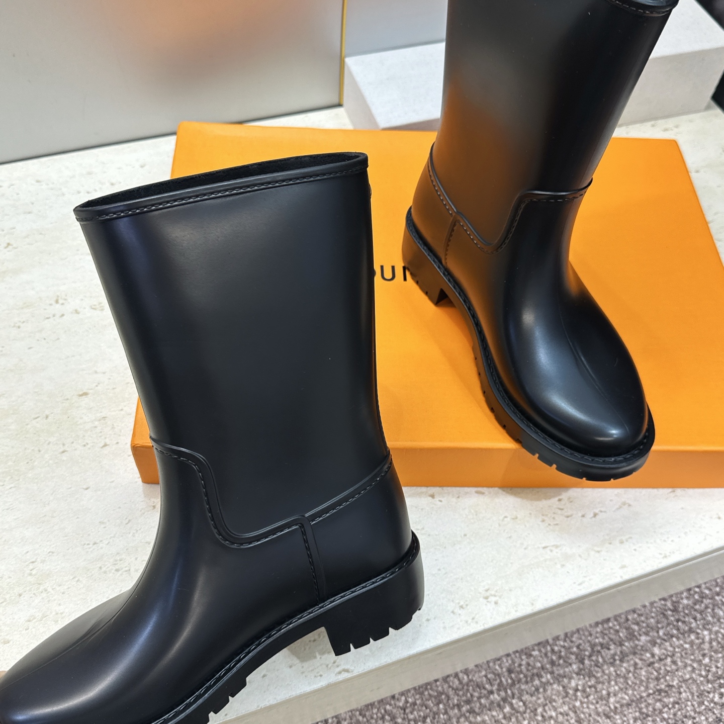Louis Vuitton’ 2026新款时尚及裸中筒女雨靴 LV字母logo圆头低跟一脚蹬拼色机车骑士短靴   材质鞋
