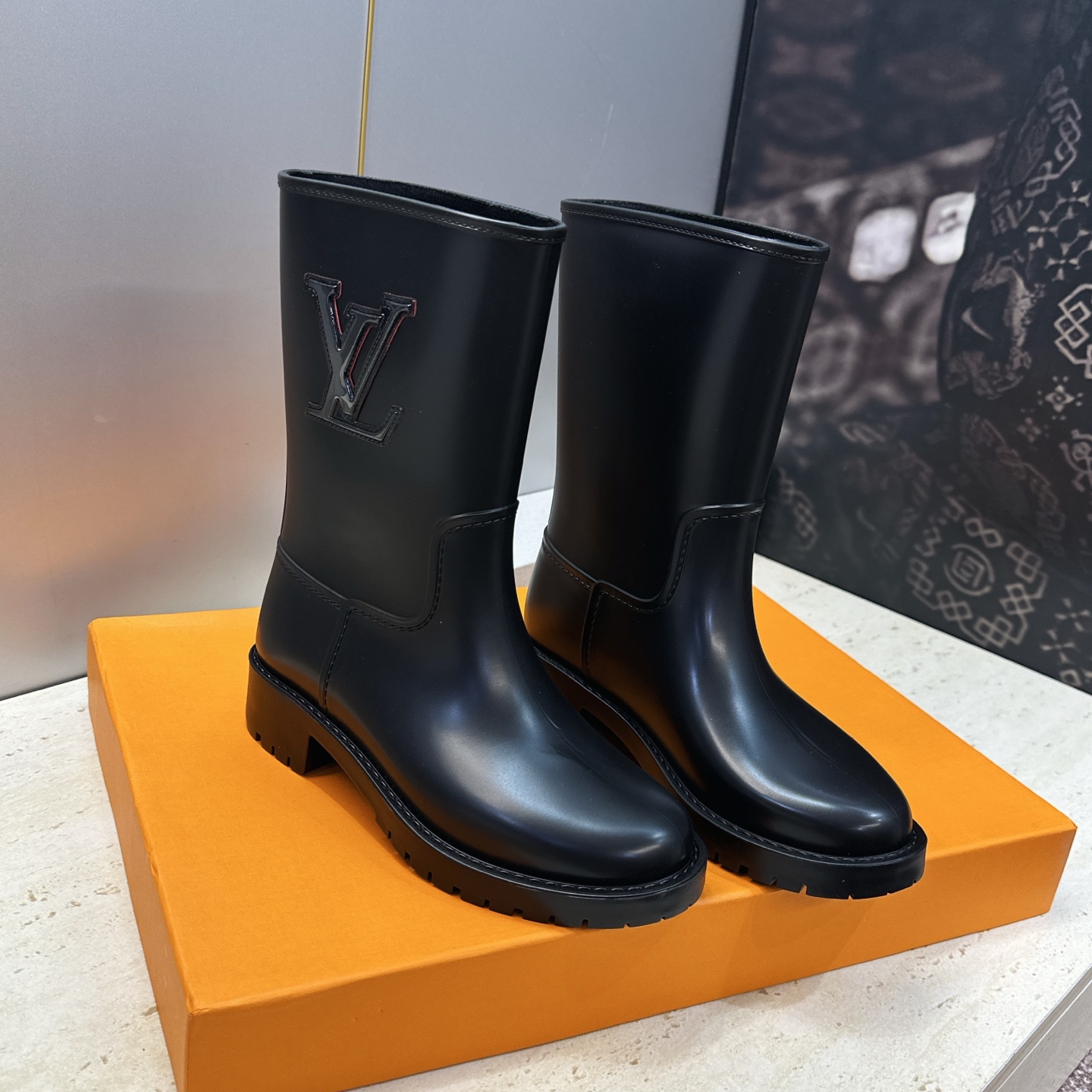 Louis Vuitton’ 2026新款时尚及裸中筒女雨靴 LV字母logo圆头低跟一脚蹬拼色机车骑士短靴   材质鞋