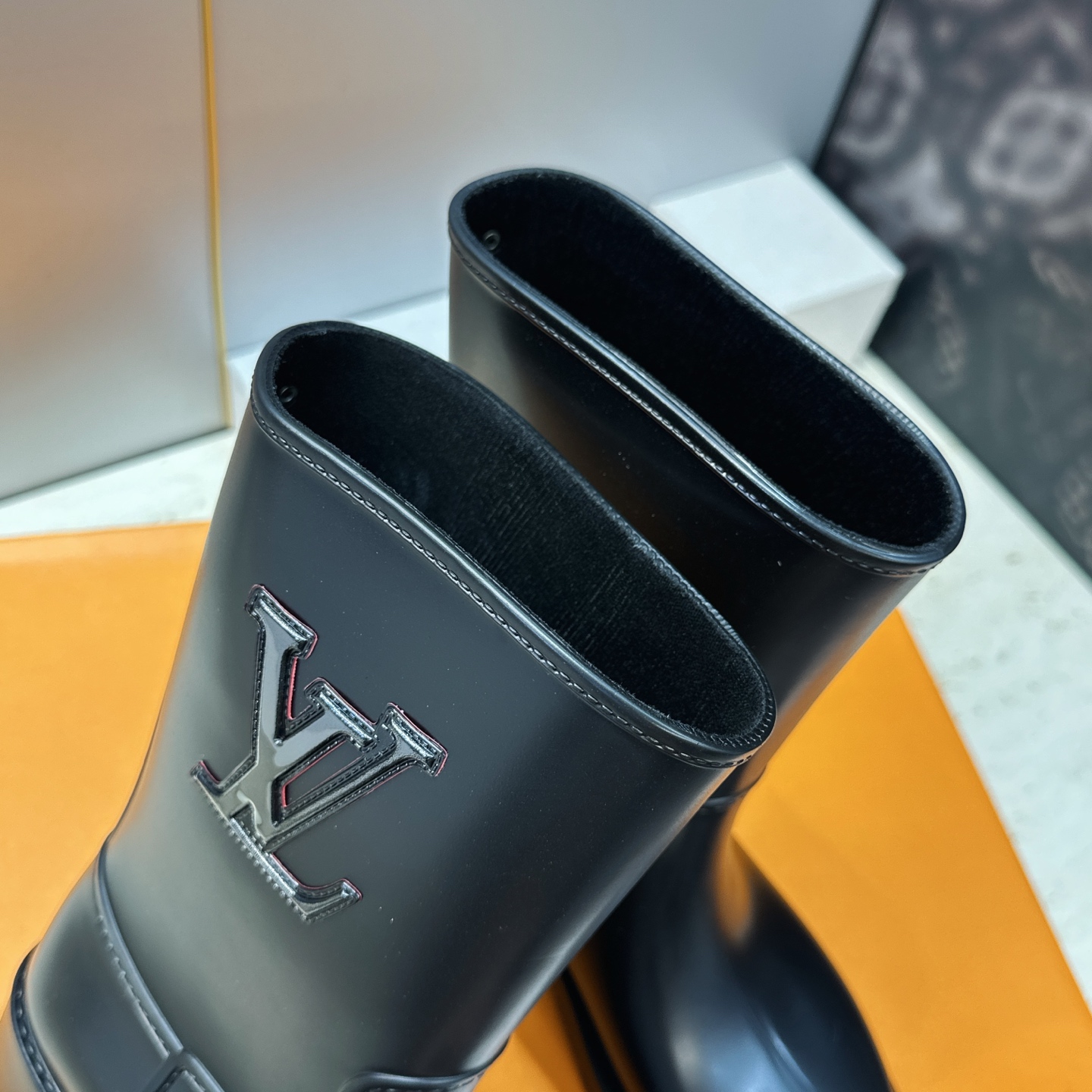 Louis Vuitton’ 2026新款时尚及裸中筒女雨靴 LV字母logo圆头低跟一脚蹬拼色机车骑士短靴   材质鞋