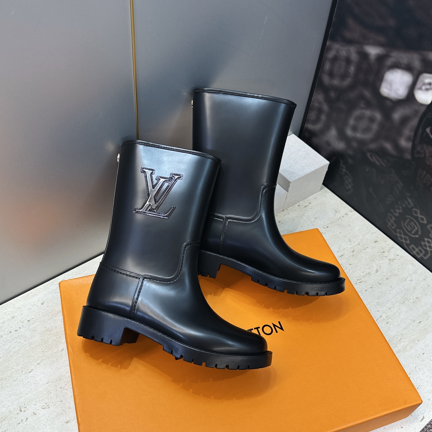 Louis Vuitton’ 2026新款时尚及裸中筒女雨靴 LV字母logo圆头低跟一脚蹬拼色机车骑士短靴   材质鞋