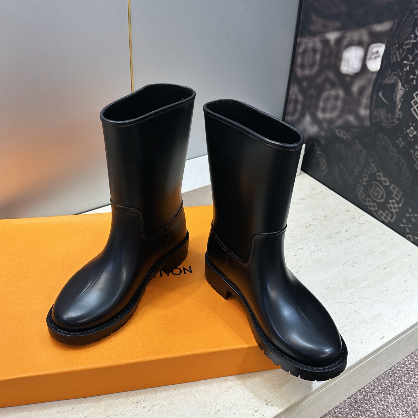 Louis Vuitton’ 2026新款时尚及裸中筒女雨靴 LV字母logo圆头低跟一脚蹬拼色机车骑士短靴   材质鞋