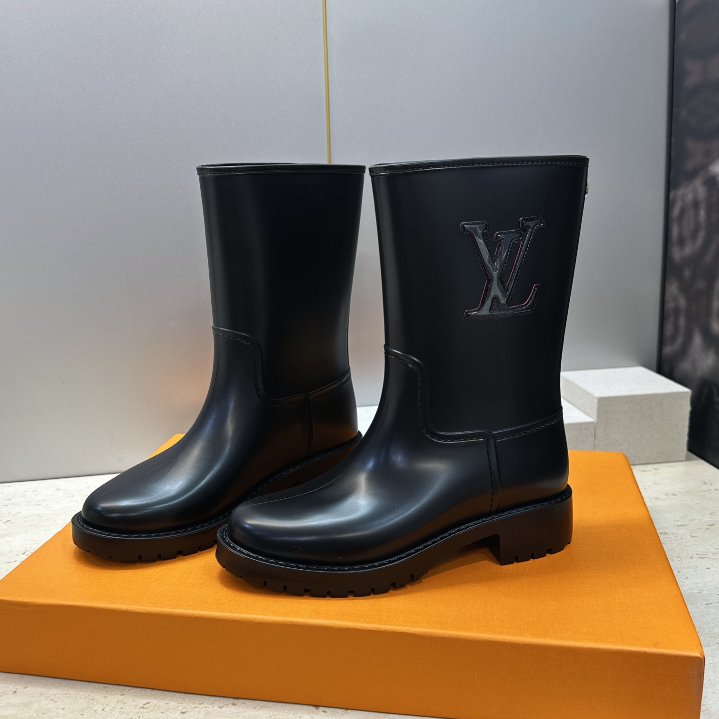 Louis Vuitton’ 2026新款时尚及裸中筒女雨靴 LV字母logo圆头低跟一脚蹬拼色机车骑士短靴   材质鞋