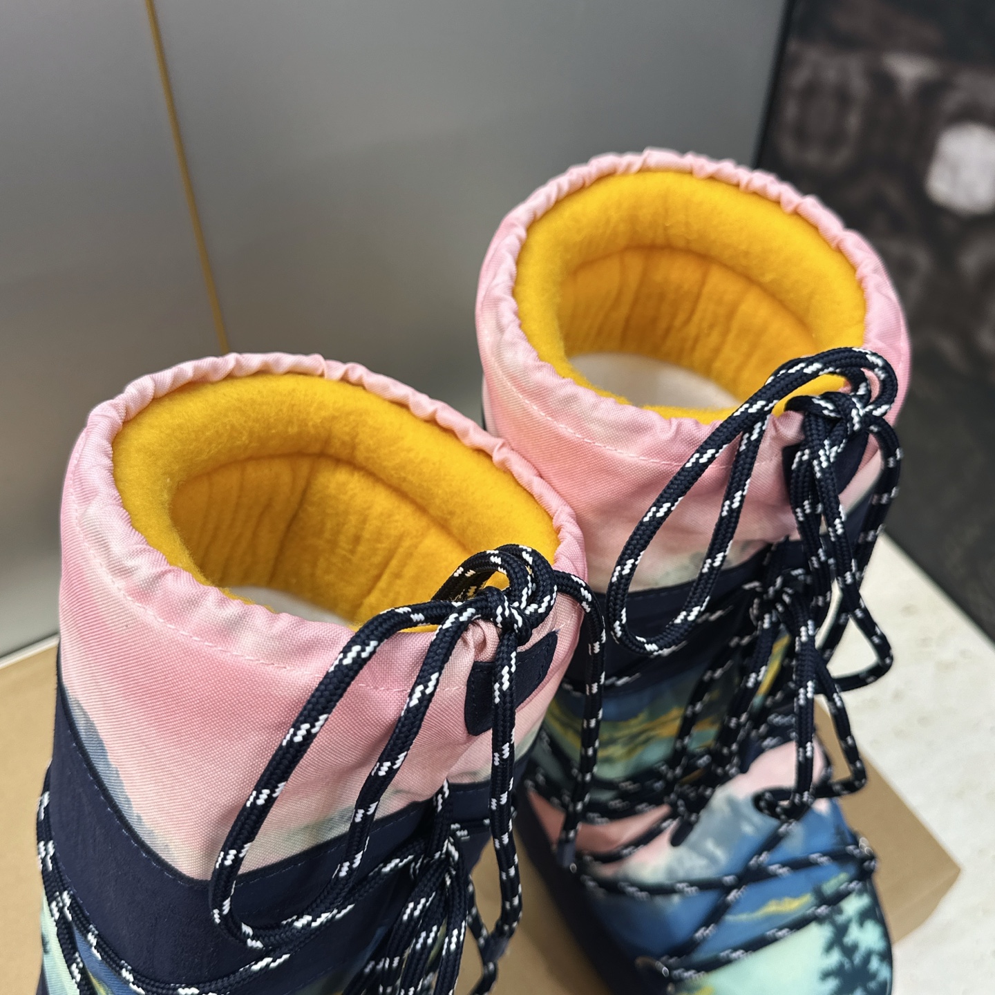 MOON BOOT 2026秋冬新款情侣新款时尚系带拼色中筒女靴 Park Soulmate 防寒保暖羽绒平底圆头雪地 MOON BOOT 2026秋冬新款情侣新款时尚系带拼色中筒女靴 Park Soulmate 防寒保暖羽绒平底圆头雪地