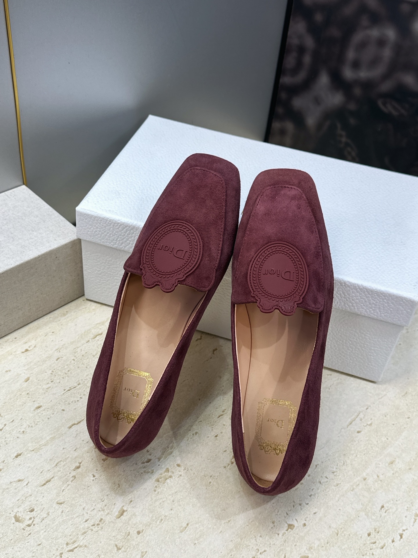 顶级版 迪奥 Dior 2026秋冬新款Medaillon 时尚休闲乐福女鞋 CD字母logo立体徽章刺绣平底方头单鞋 顶级版 迪奥 Dior 2026秋冬新款Medaillon 时尚休闲乐福女鞋 CD字母logo立体徽章刺绣平底方头单鞋