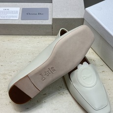 顶级版 迪奥 Dior 2026秋冬新款Medaillon 时尚休闲乐福女鞋 CD字母logo立体徽章刺绣平底方头单鞋 顶级版 迪奥 Dior 2026秋冬新款Medaillon 时尚休闲乐福女鞋 CD字母logo立体徽章刺绣平底方头单鞋