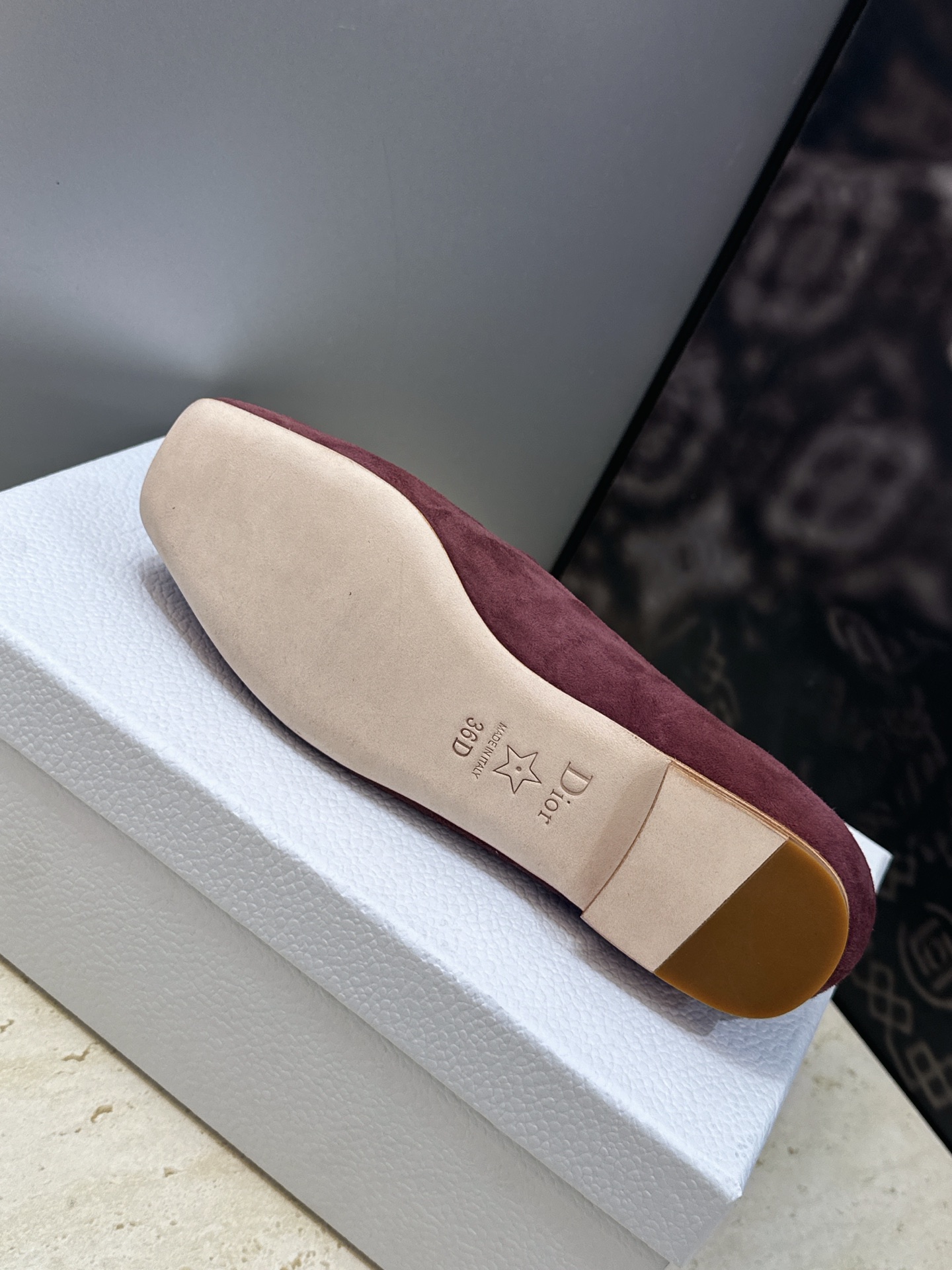 顶级版 迪奥 Dior 2026秋冬新款Medaillon 时尚休闲乐福女鞋 CD字母logo立体徽章刺绣平底方头单鞋 顶级版 迪奥 Dior 2026秋冬新款Medaillon 时尚休闲乐福女鞋 CD字母logo立体徽章刺绣平底方头单鞋