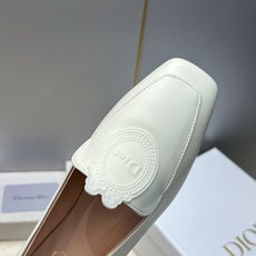 顶级版 迪奥 Dior 2026秋冬新款Medaillon 时尚休闲乐福女鞋 CD字母logo立体徽章刺绣平底方头单鞋 顶级版 迪奥 Dior 2026秋冬新款Medaillon 时尚休闲乐福女鞋 CD字母logo立体徽章刺绣平底方头单鞋