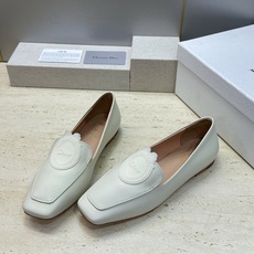 顶级版 迪奥 Dior 2026秋冬新款Medaillon 时尚休闲乐福女鞋 CD字母logo立体徽章刺绣平底方头单鞋 顶级版 迪奥 Dior 2026秋冬新款Medaillon 时尚休闲乐福女鞋 CD字母logo立体徽章刺绣平底方头单鞋