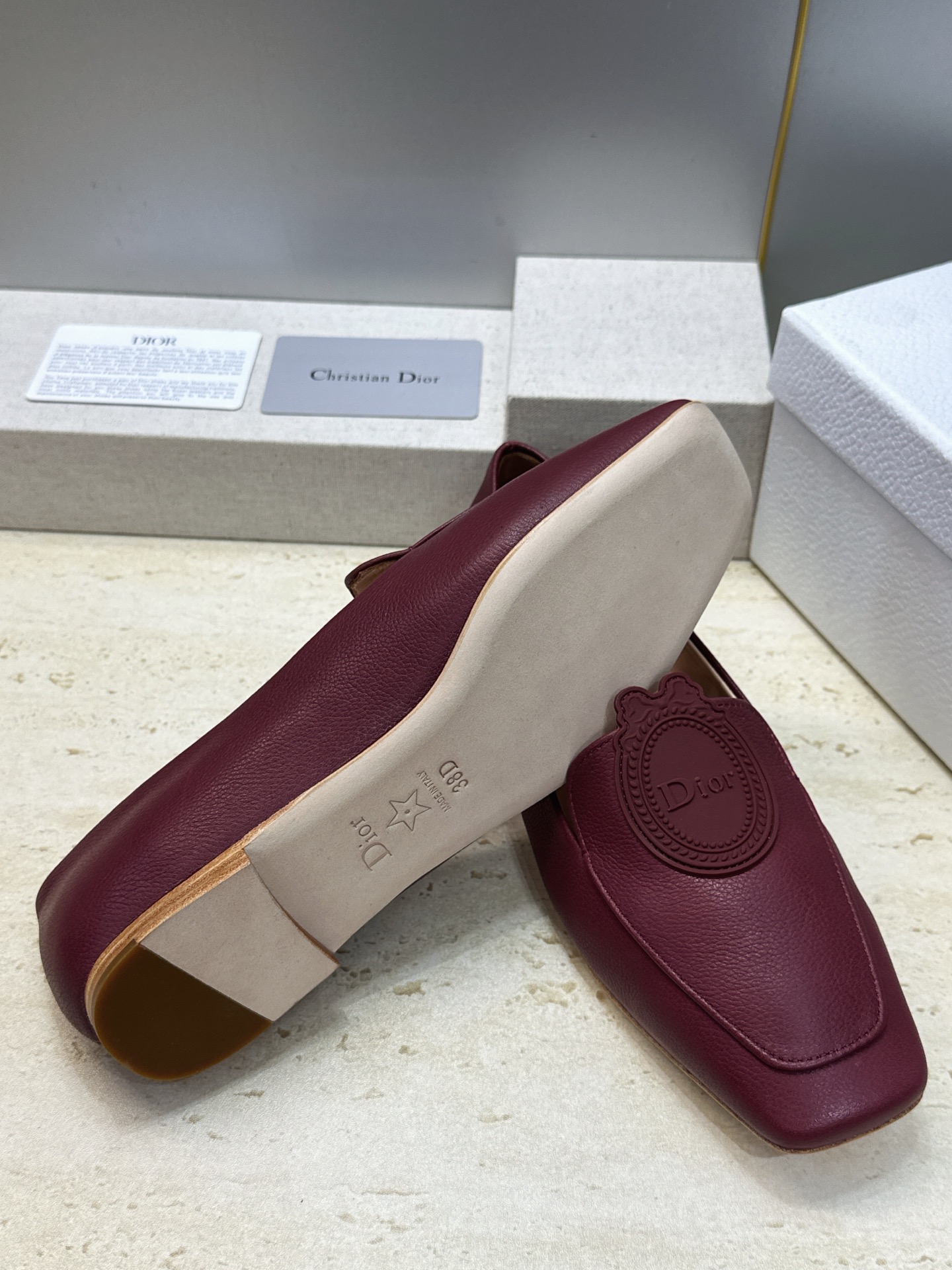 顶级版 迪奥 Dior 2026秋冬新款Medaillon 时尚休闲乐福女鞋 CD字母logo立体徽章刺绣平底方头单鞋 