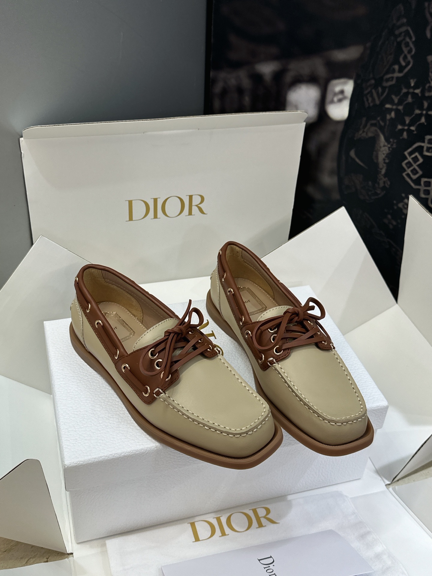 (配全套飞机盒) 莞货 代购级 Dior 迪奥2026秋冬新款 Archie 平底方头系带女船鞋 CD字母logo五金扣