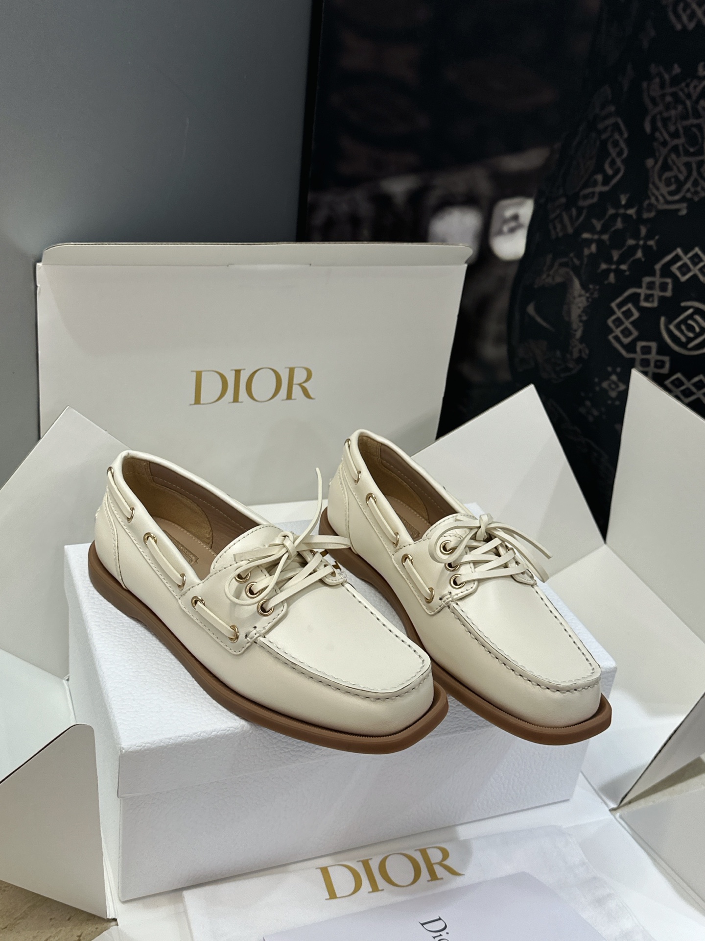 (配全套飞机盒) 莞货 代购级 Dior 迪奥2026秋冬新款 Archie 平底方头系带女船鞋 CD字母logo五金扣