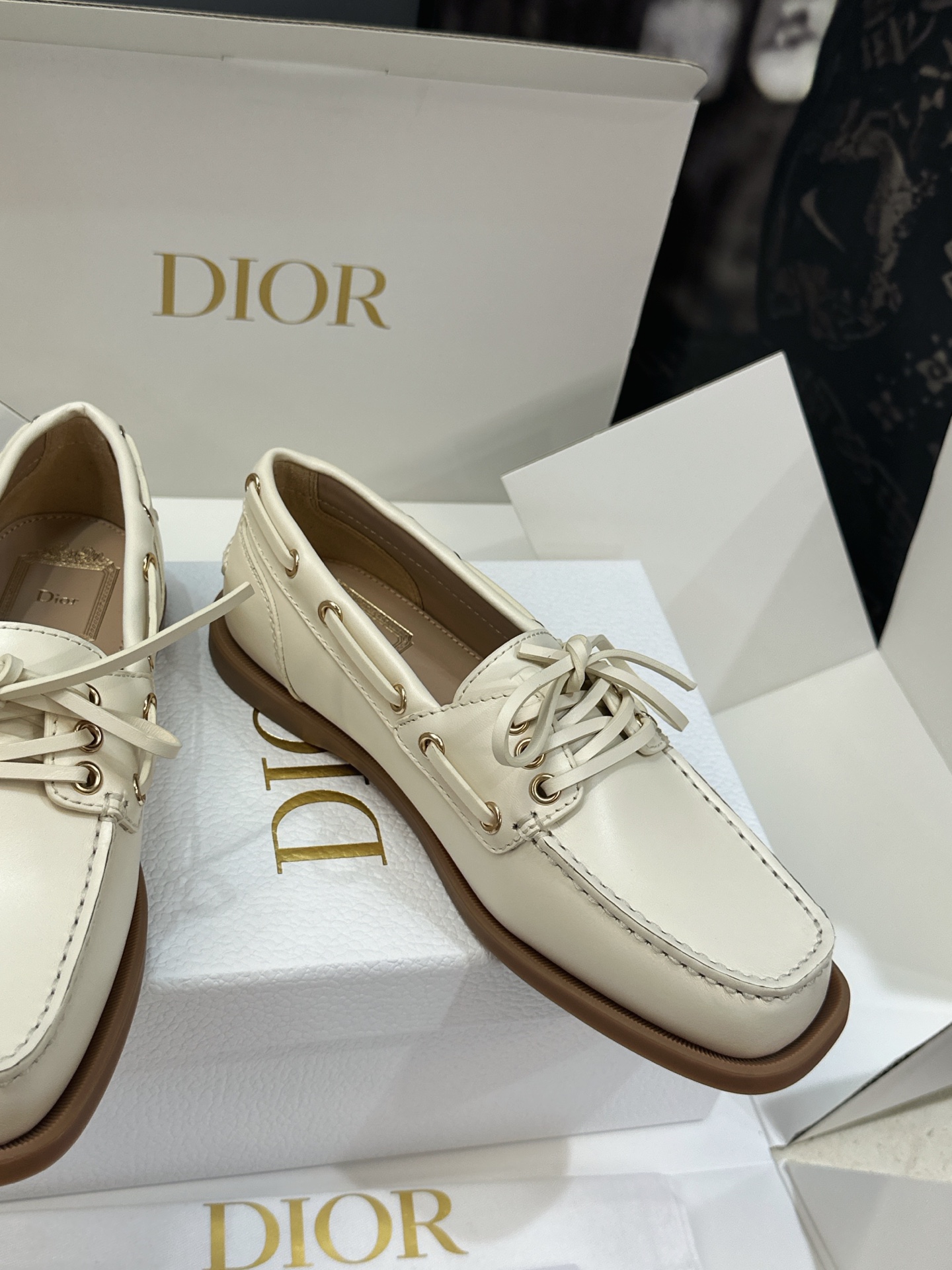(配全套飞机盒) 莞货 代购级 Dior 迪奥2026秋冬新款 Archie 平底方头系带女船鞋 CD字母logo五金扣