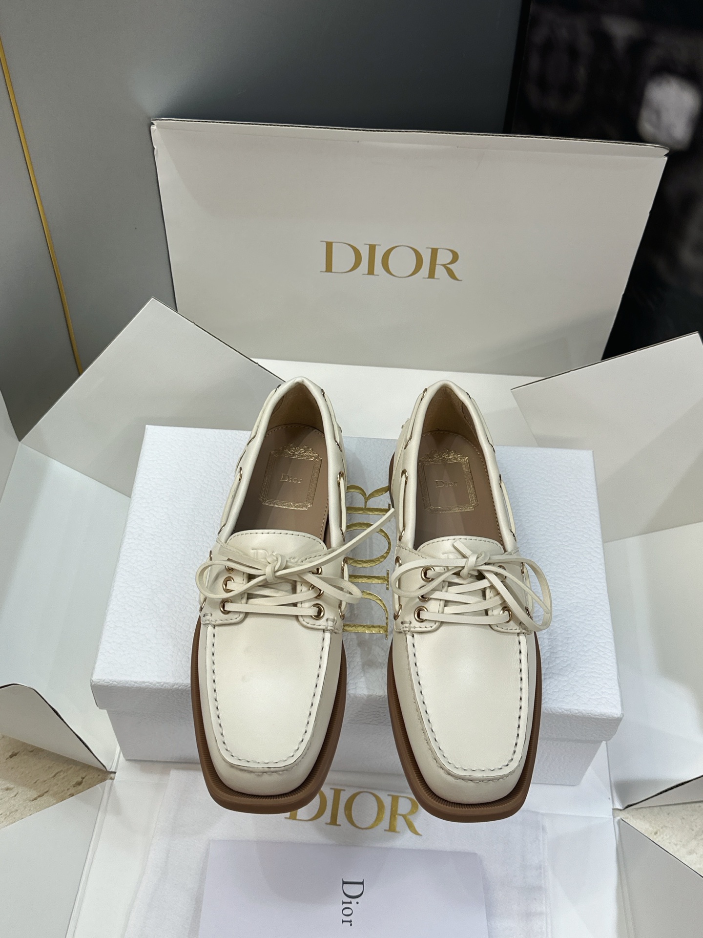 (配全套飞机盒) 莞货 代购级 Dior 迪奥2026秋冬新款 Archie 平底方头系带女船鞋 CD字母logo五金扣