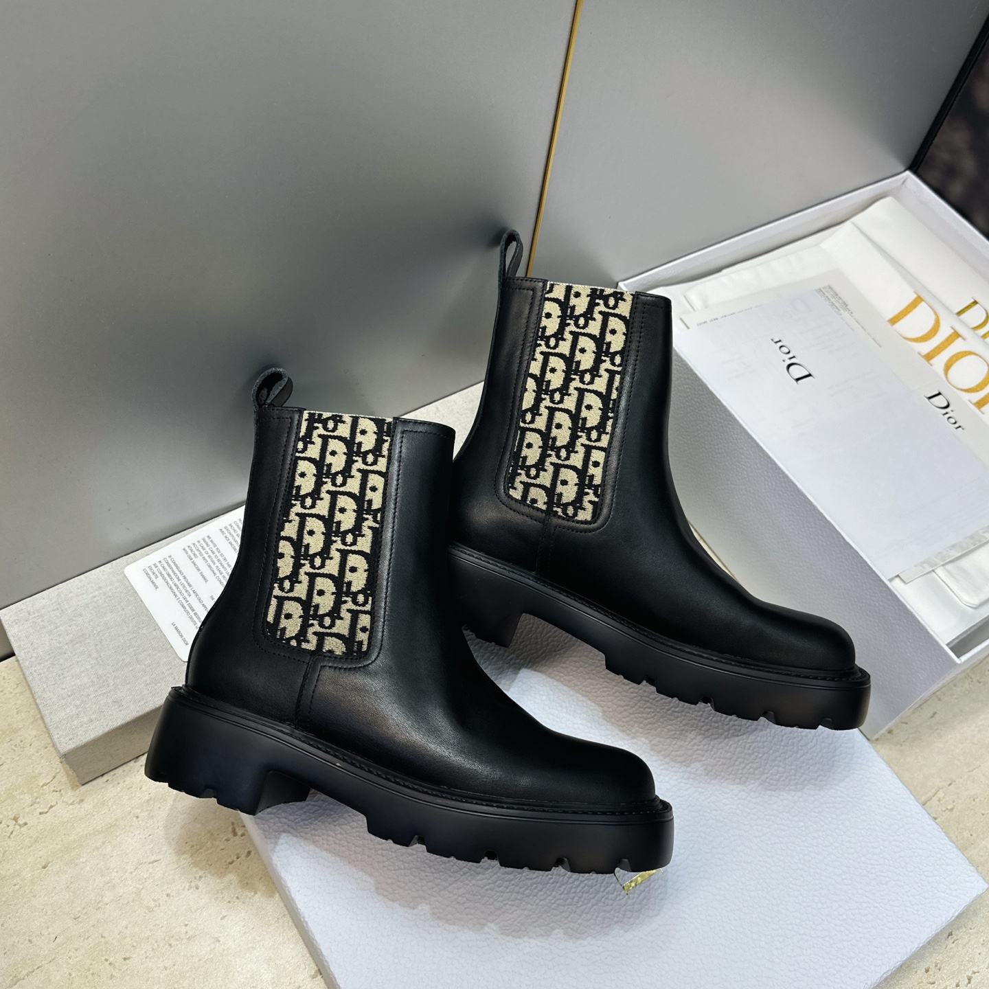 Dior 迪奥2026秋冬新款D-Quest系列切尔西弹力女短靴 明星同款CD字母logo低跟厚底圆头一脚蹬机车骑士靴 