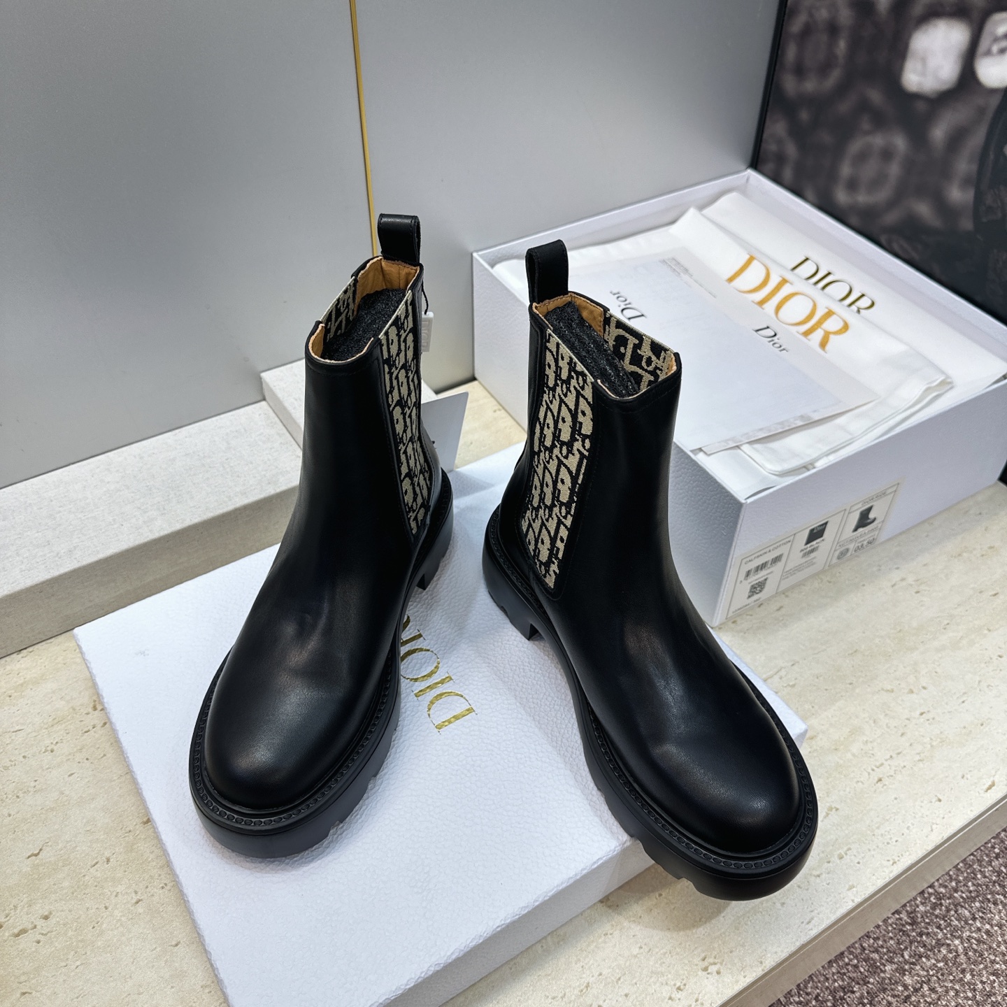 Dior 迪奥2026秋冬新款D-Quest系列切尔西弹力女短靴 明星同款CD字母logo低跟厚底圆头一脚蹬机车骑士靴 