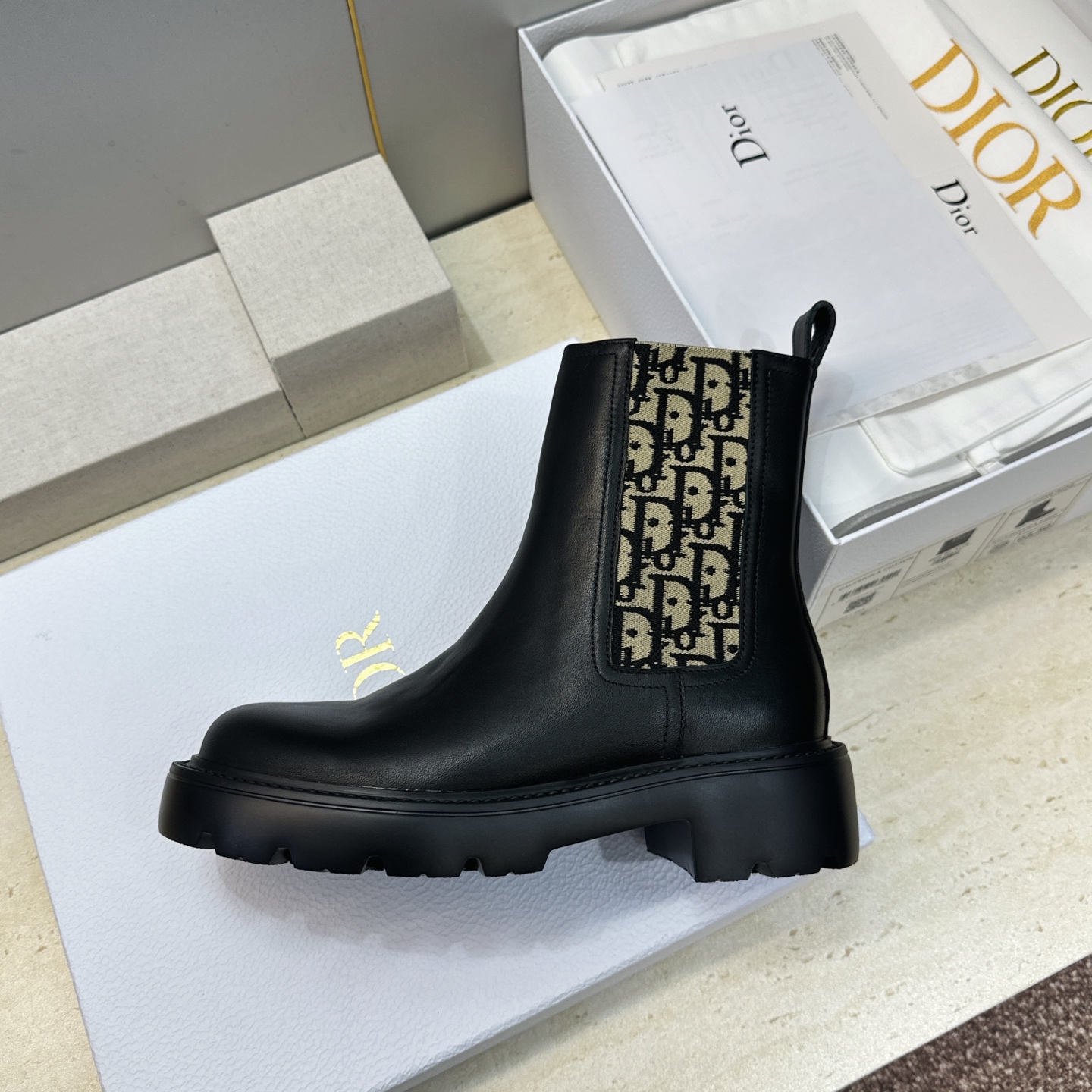 Dior 迪奥2026秋冬新款D-Quest系列切尔西弹力女短靴 明星同款CD字母logo低跟厚底圆头一脚蹬机车骑士靴 