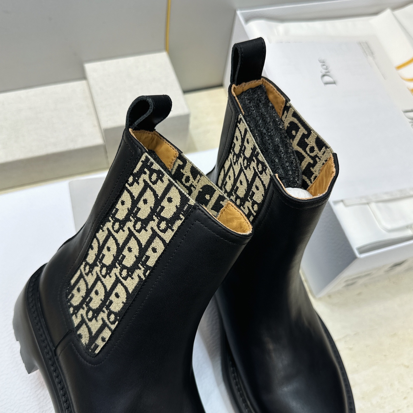 Dior 迪奥2026秋冬新款D-Quest系列切尔西弹力女短靴 明星同款CD字母logo低跟厚底圆头一脚蹬机车骑士靴 