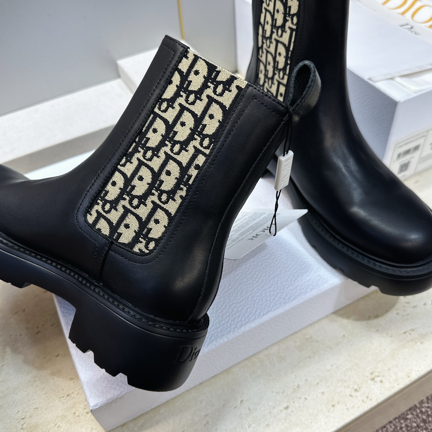 Dior 迪奥2026秋冬新款D-Quest系列切尔西弹力女短靴 明星同款CD字母logo低跟厚底圆头一脚蹬机车骑士靴 