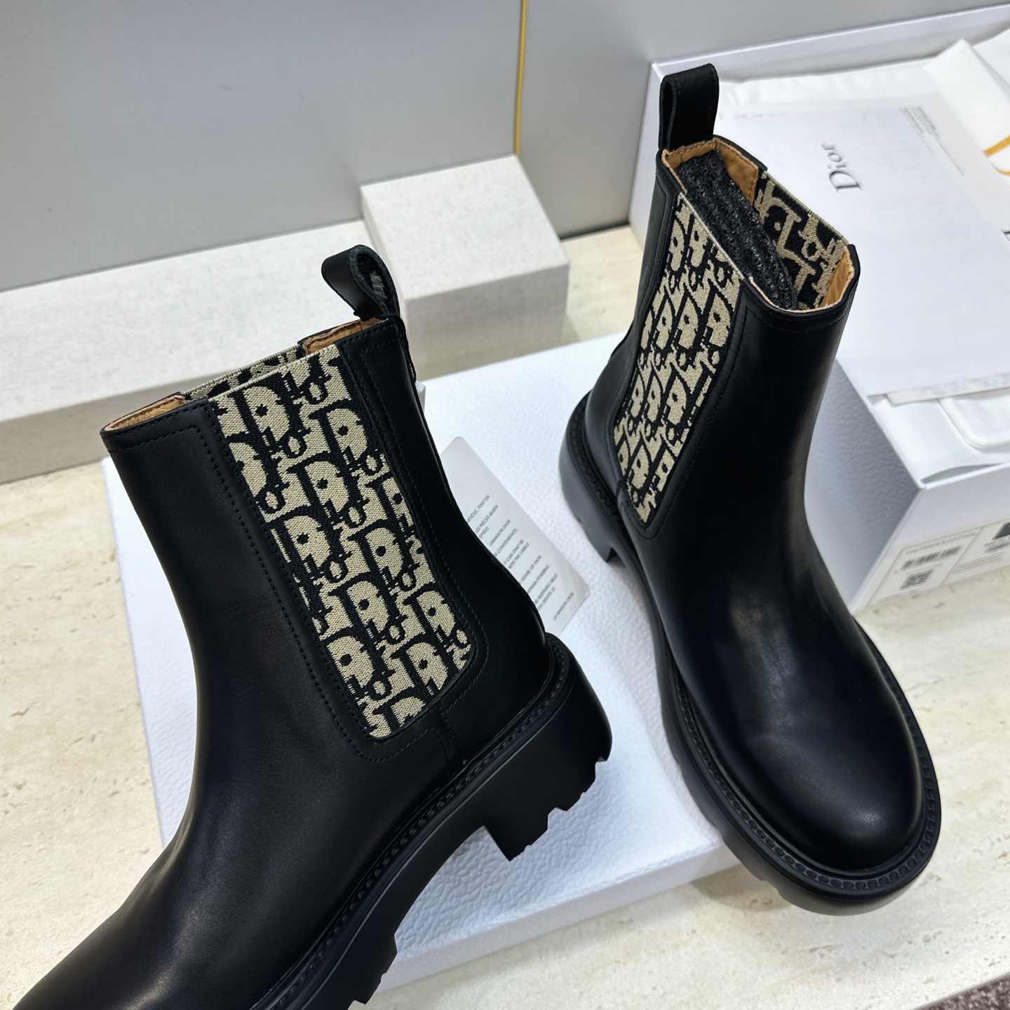 Dior 迪奥2026秋冬新款D-Quest系列切尔西弹力女短靴 明星同款CD字母logo低跟厚底圆头一脚蹬机车骑士靴 