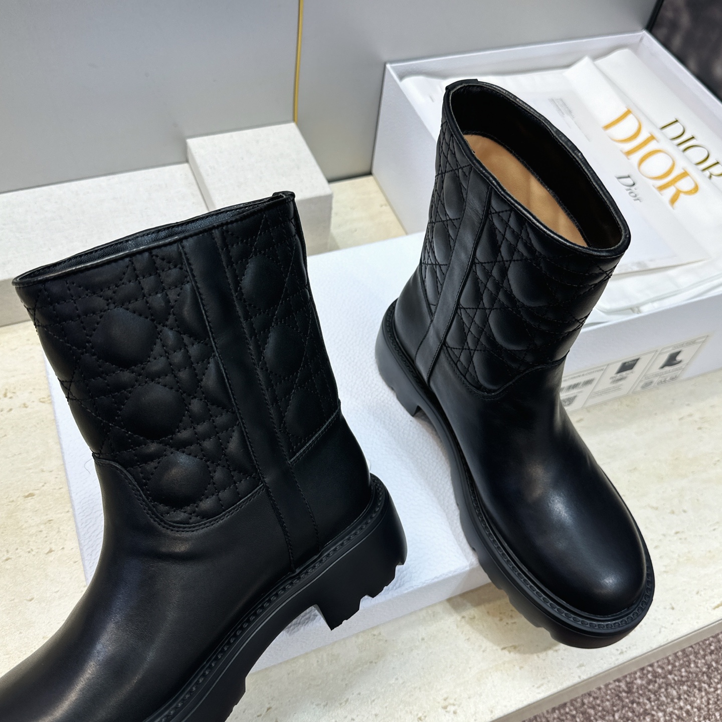 Dior 迪奥2026秋冬新款D-Town系列朋克风格电绣藤格纹女靴 明星同款CD字母logo五金扣低跟厚底圆头一脚蹬机 Dior 迪奥2026秋冬新款D-Town系列朋克风格电绣藤格纹女靴 明星同款CD字母logo五金扣低跟厚底圆头一脚蹬机