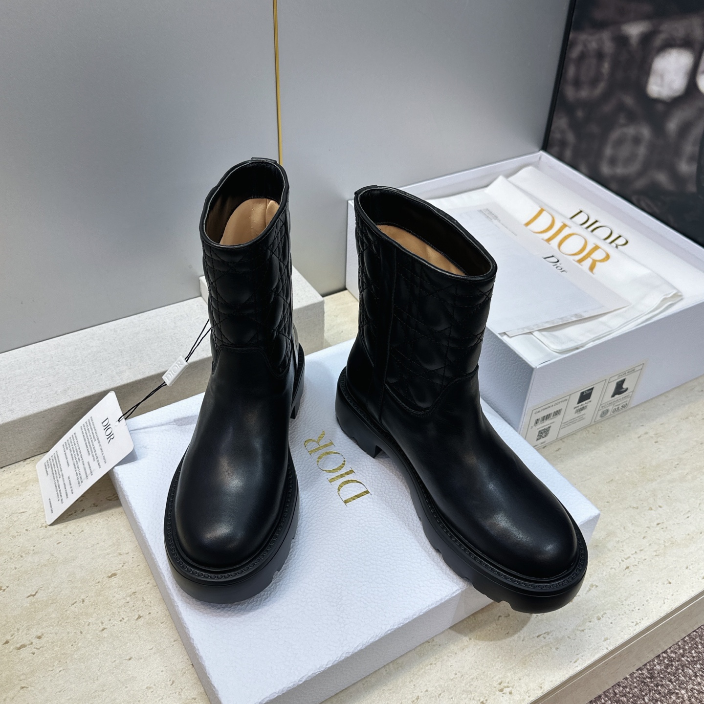 Dior 迪奥2026秋冬新款D-Town系列朋克风格电绣藤格纹女靴 明星同款CD字母logo五金扣低跟厚底圆头一脚蹬机 Dior 迪奥2026秋冬新款D-Town系列朋克风格电绣藤格纹女靴 明星同款CD字母logo五金扣低跟厚底圆头一脚蹬机