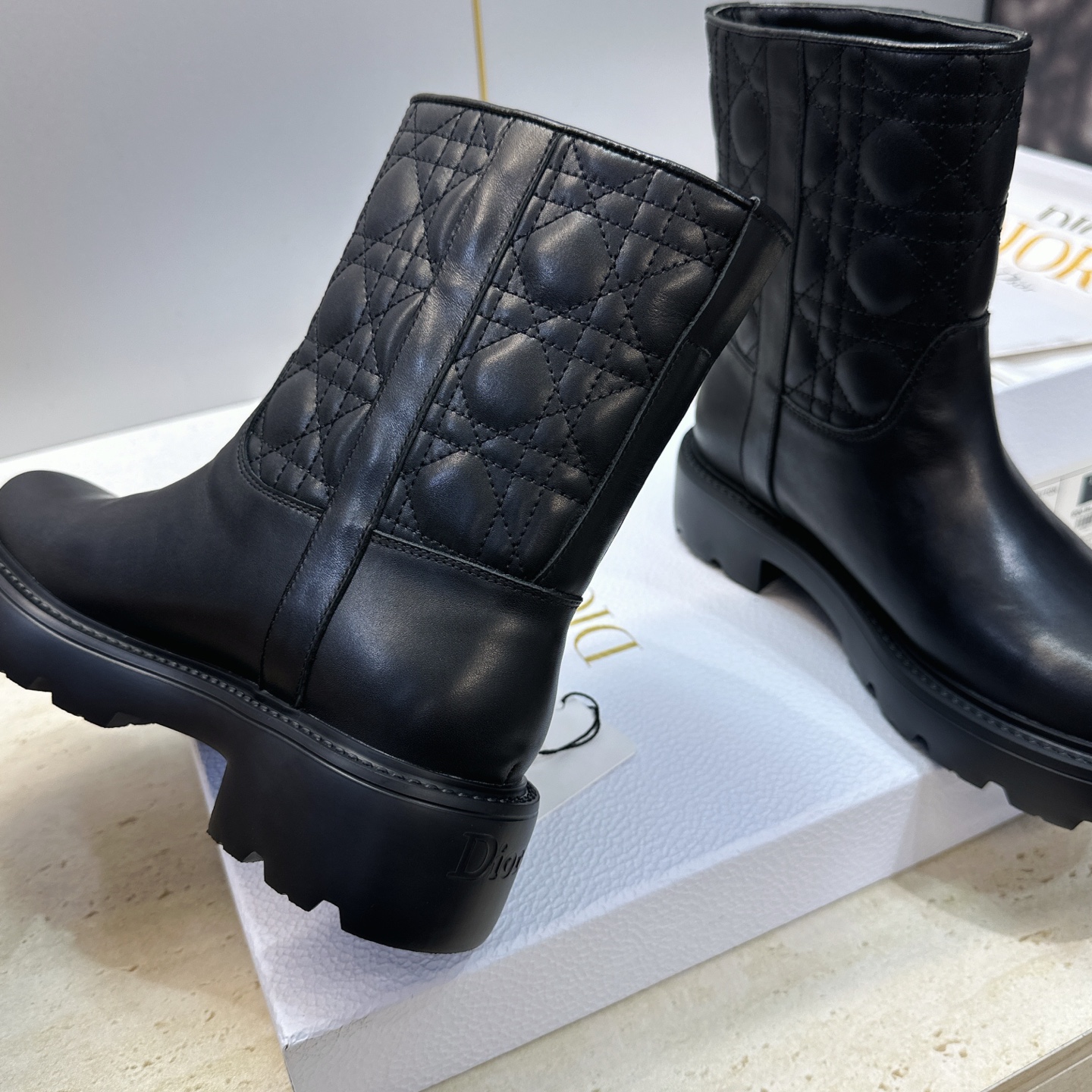 Dior 迪奥2026秋冬新款D-Town系列朋克风格电绣藤格纹女靴 明星同款CD字母logo五金扣低跟厚底圆头一脚蹬机 Dior 迪奥2026秋冬新款D-Town系列朋克风格电绣藤格纹女靴 明星同款CD字母logo五金扣低跟厚底圆头一脚蹬机