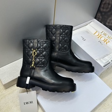 Dior 迪奥2026秋冬新款D-Town系列朋克风格电绣藤格纹女靴 明星同款CD字母logo五金扣低跟厚底圆头一脚蹬机 Dior 迪奥2026秋冬新款D-Town系列朋克风格电绣藤格纹女靴 明星同款CD字母logo五金扣低跟厚底圆头一脚蹬机