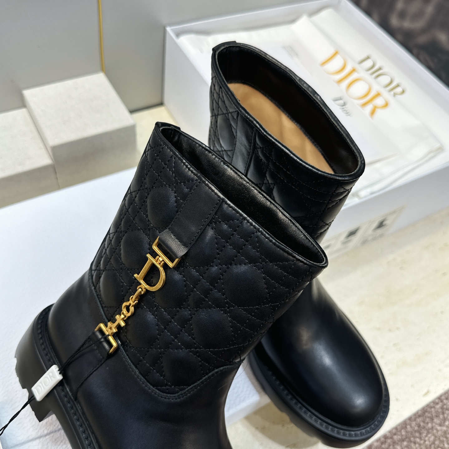 Dior 迪奥2026秋冬新款D-Town系列朋克风格电绣藤格纹女靴 明星同款CD字母logo五金扣低跟厚底圆头一脚蹬机 Dior 迪奥2026秋冬新款D-Town系列朋克风格电绣藤格纹女靴 明星同款CD字母logo五金扣低跟厚底圆头一脚蹬机